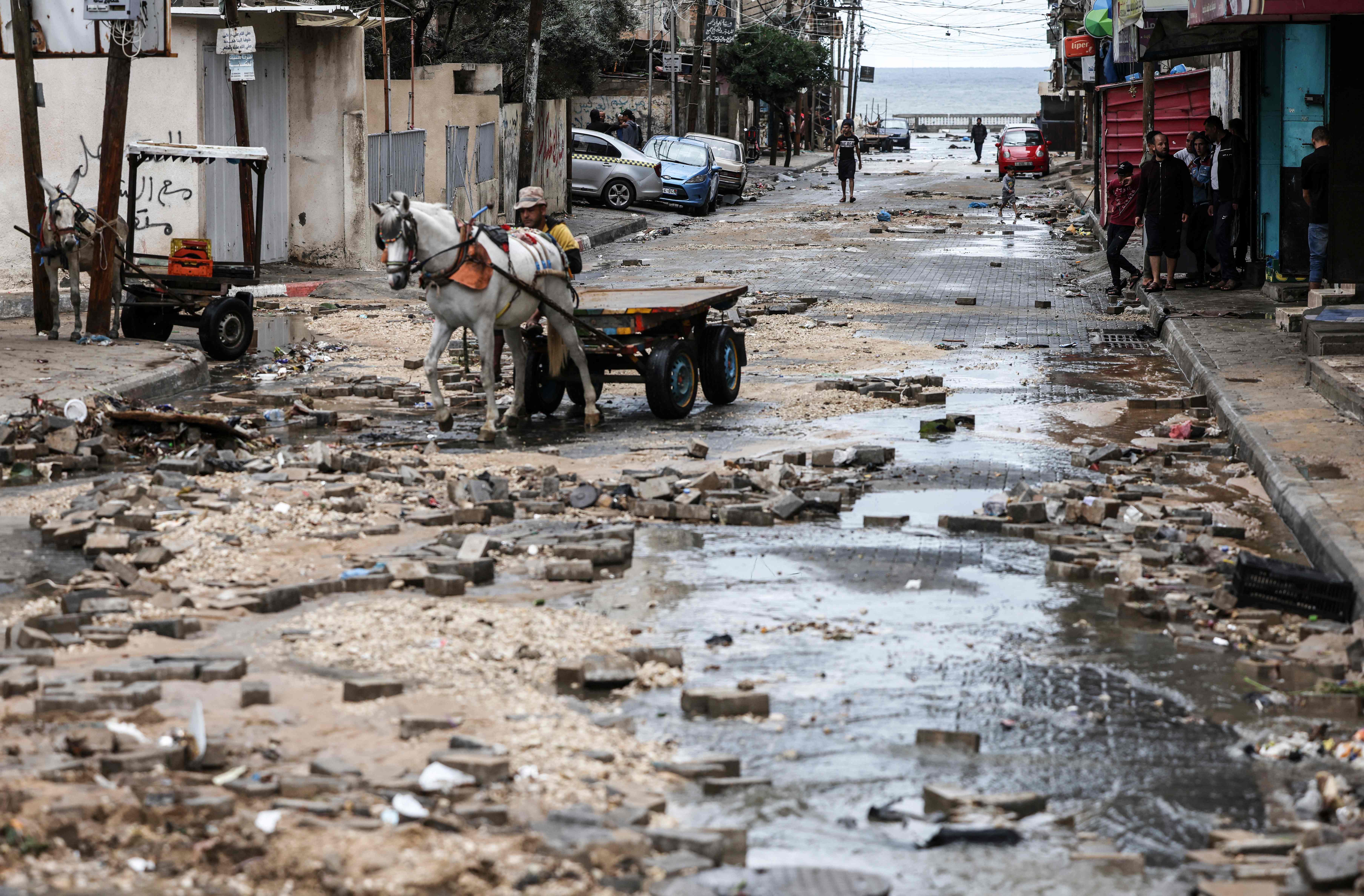آثار المنخفض الجوي الأول على غزة هذا الشتاء .. تصوير: "الفرنسية"