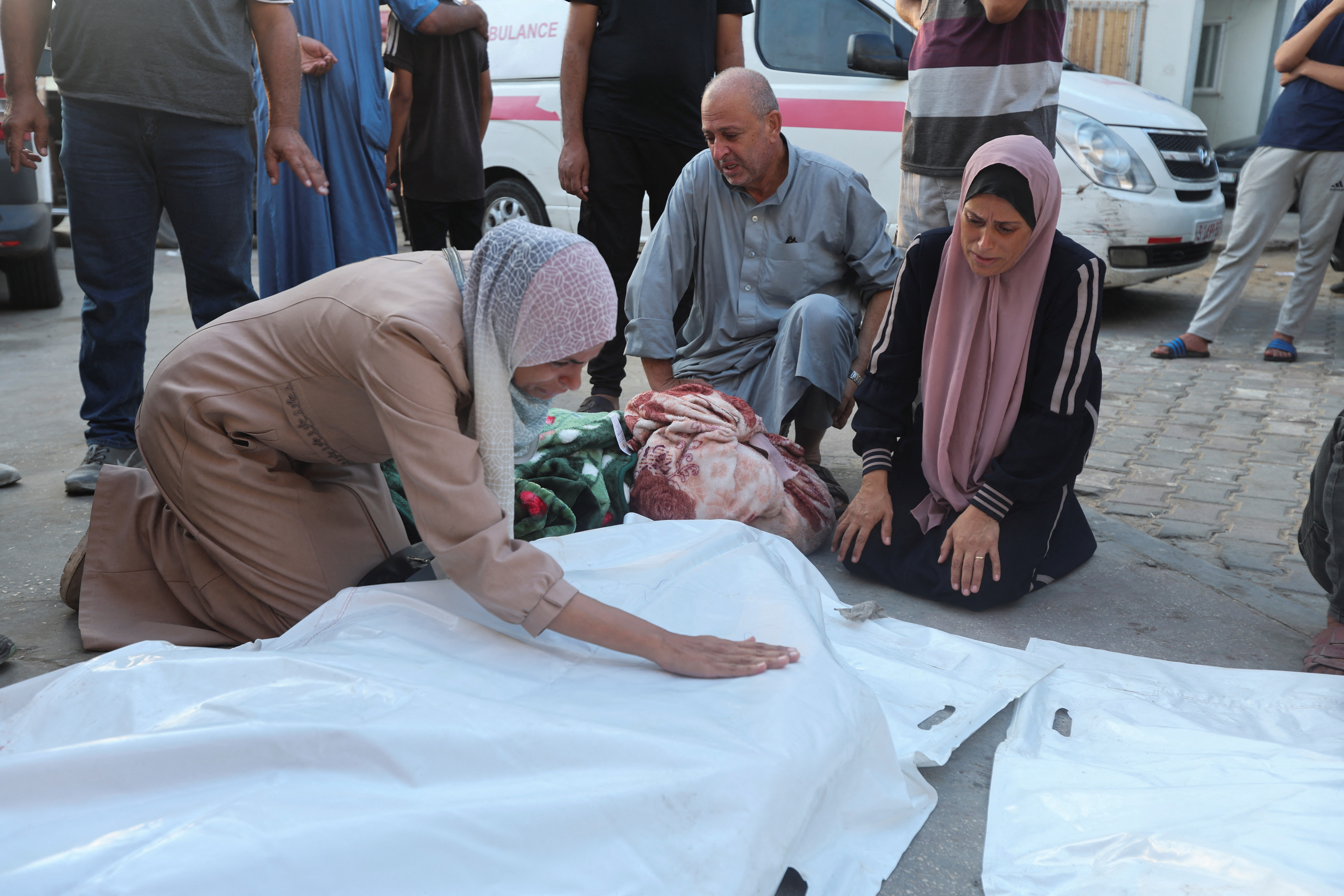 مشاهد مؤلمة من وداع أسر لأبنائها بعد استشهادهم في غزة