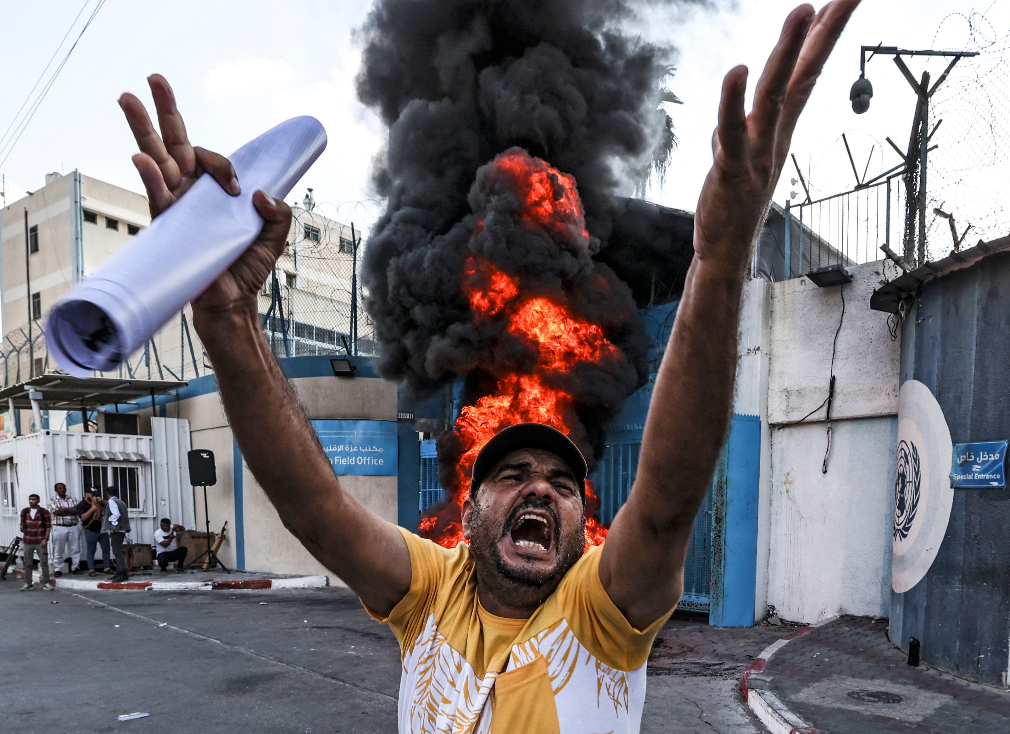 غزيون يتظاهرون احتجاجًا على عدم بناء الأونروا لمنازلهم المدمرة منذ حرب 2014 .. تصوير: "الفرنسية"