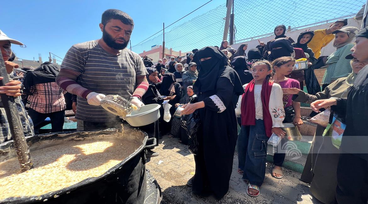 غزة: نازحون يتدافعون للحصول على طعام من تكية خيرية في مخيم النصيرات وسط قطاع غزة