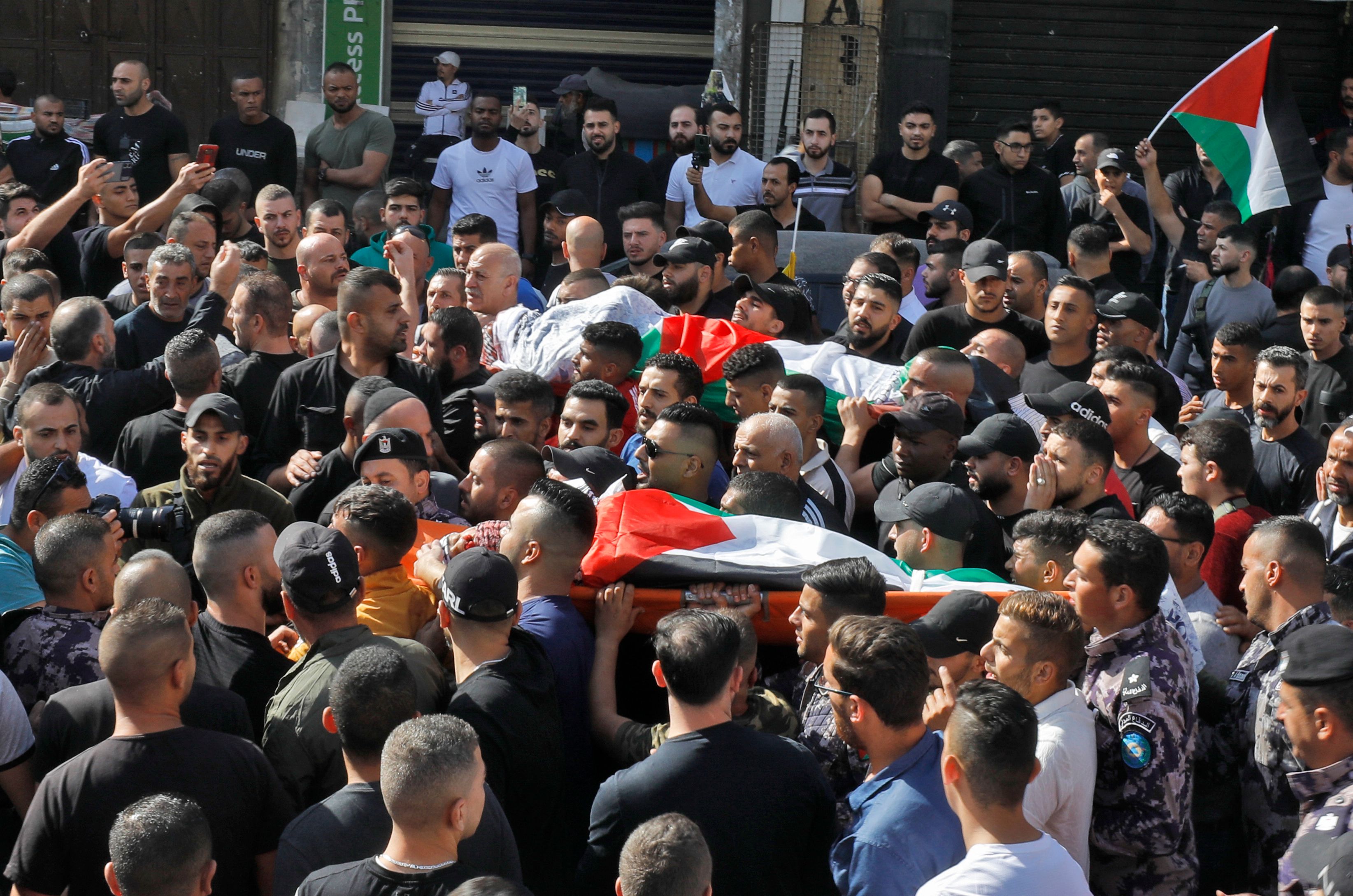جماهير غفيرة تشيع جثامين الشهيدين عماد أبو رشيد ورمزي زيارة في نابلس .. تصوير: "الفرنسية"