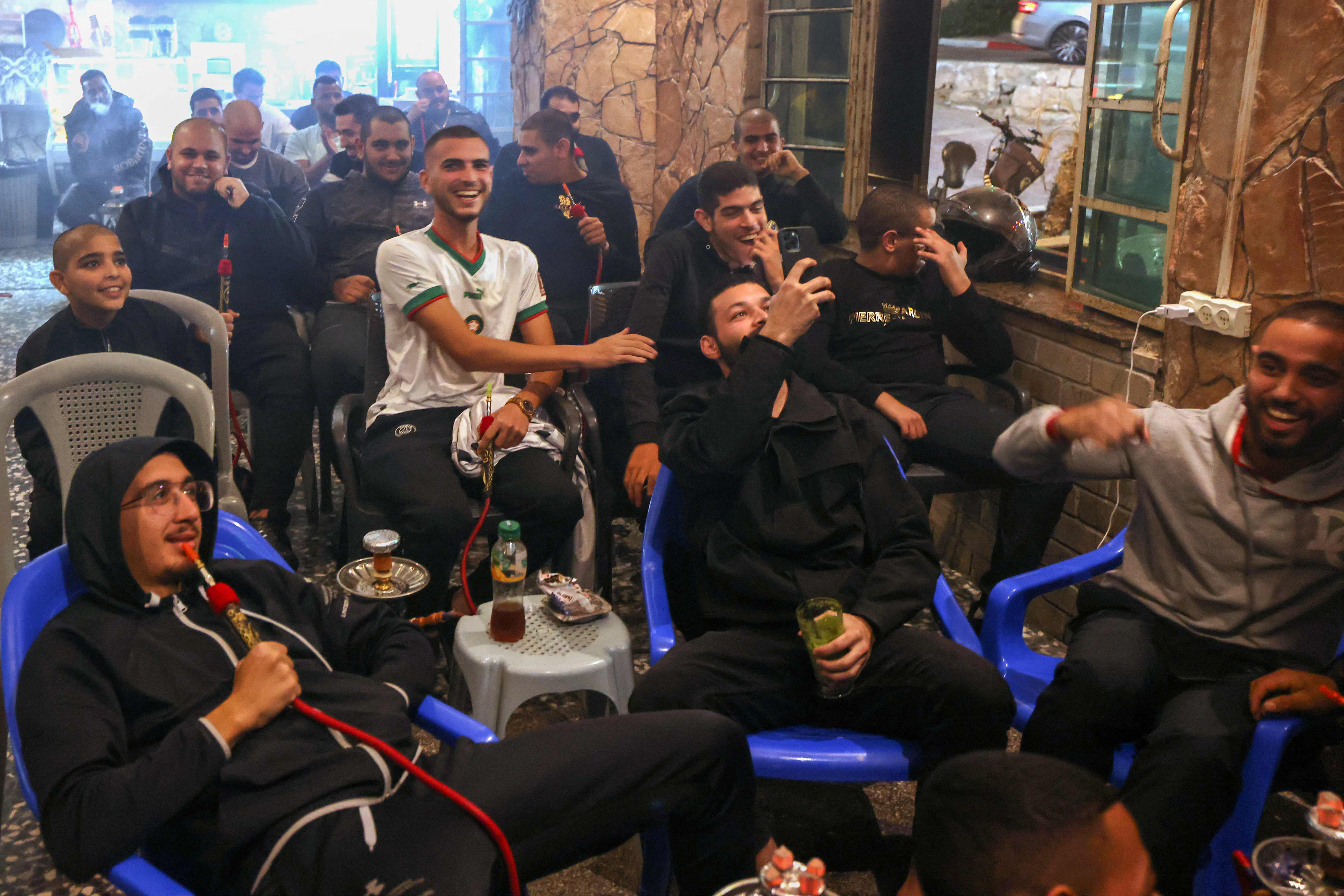 متابعة وفرحة الفلسطينيين لمباراة المنتخب المغربي .. تصوير: "الفرنسية"