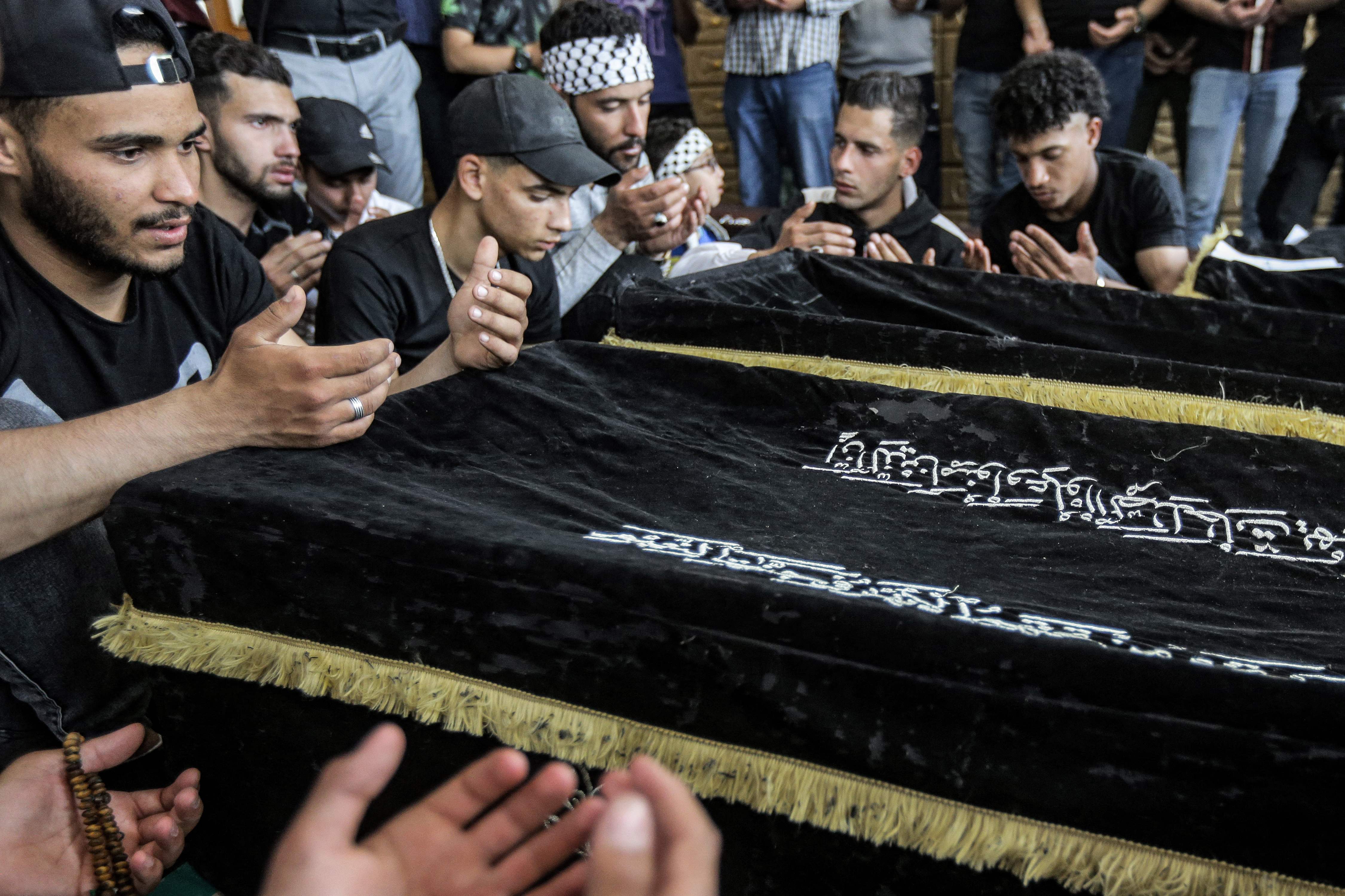صور من مخيم اليرموك في سوريا لتشييع ضحايا انفجار وقع أمس في موقع تابع للجبهة الشعبية - القيادة العامة شرق لبنان .. تصوير: "الفرنسية"