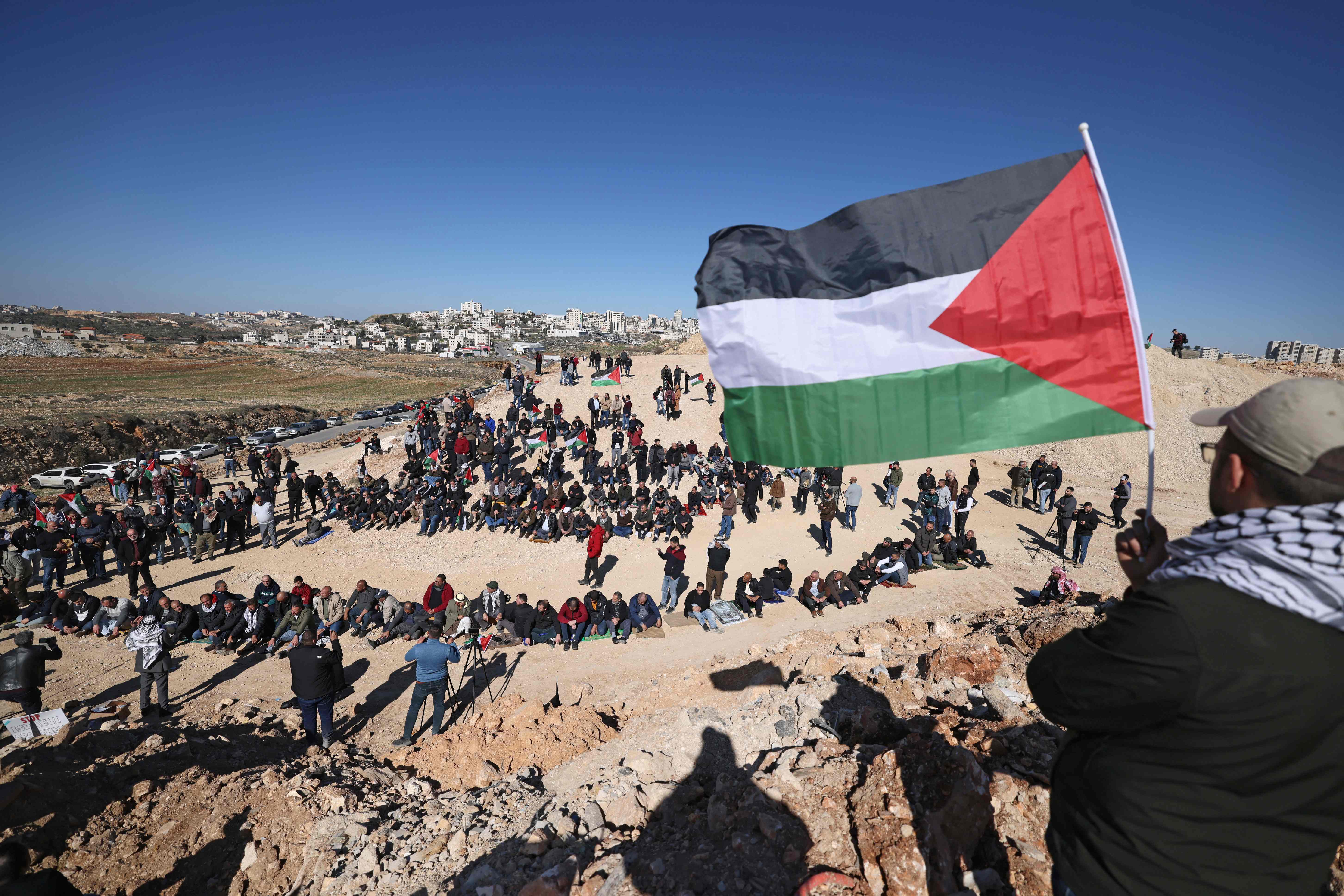 تظاهرة في جبل الرأس بمنطقة قلنديا البلد شمال غرب القدس تنديدًا باستيلاء المستوطنين على أرضٍ بالبلدة .. تصوير: "الفرنسية"