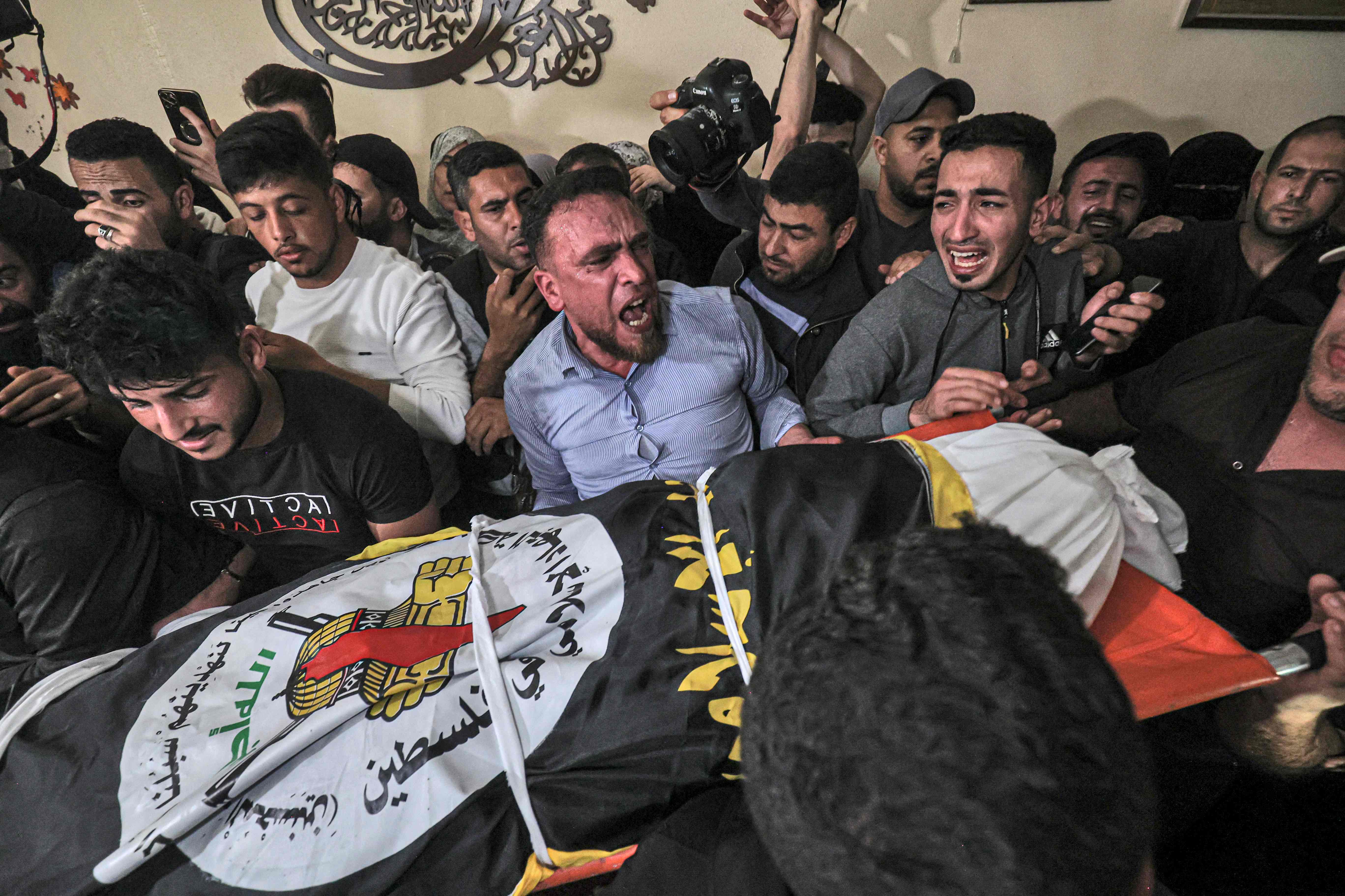 حزن يخيم على الفلسطينيين بغزة.. من تشييع شهداء خانيونس الذين تم اغتيالهم فجرًا .. تصوير: "الفرنسية"