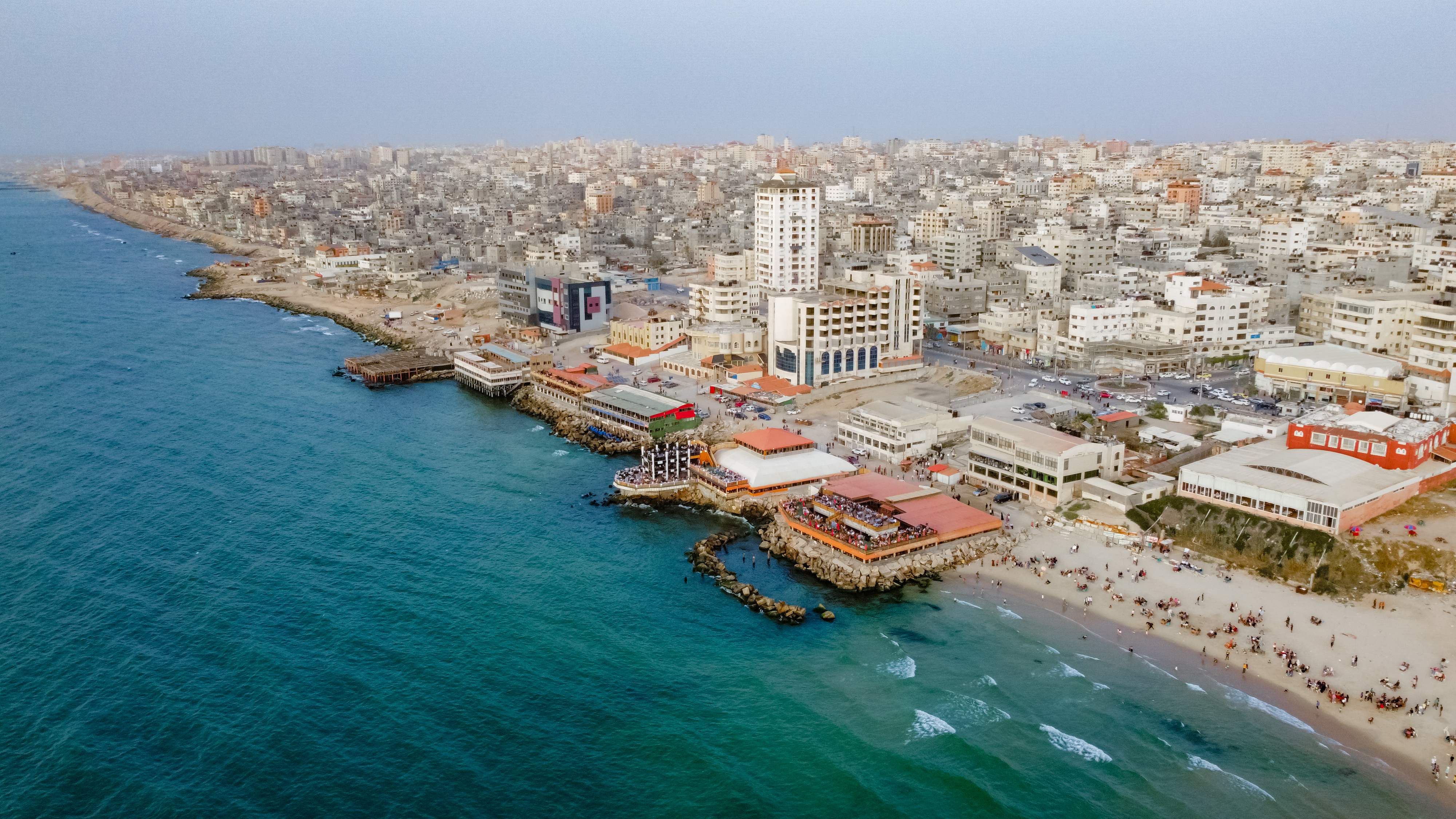 أجواء العيد من بحر غزة .. تصوير: "الفرنسية"