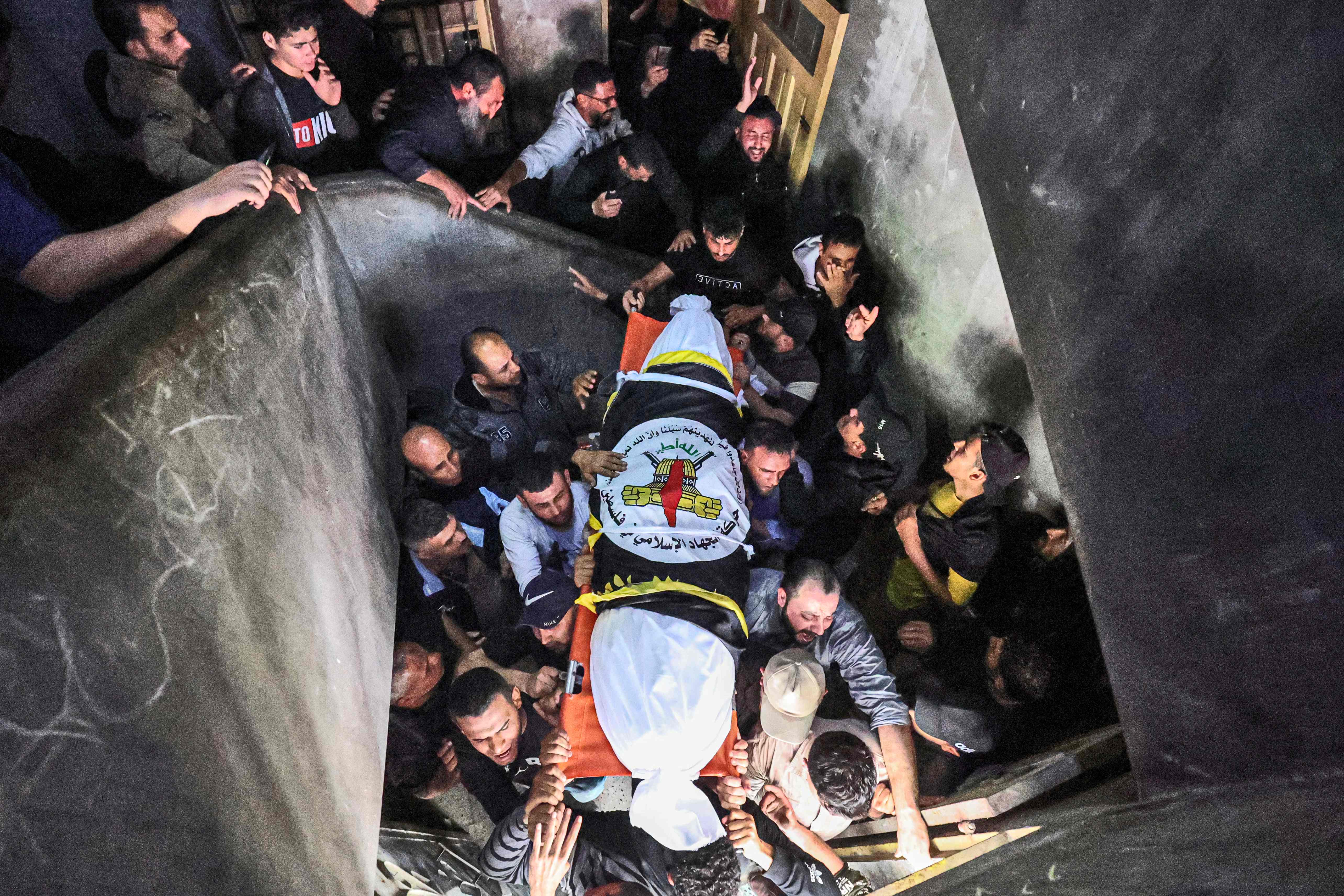 حزن يخيم على الفلسطينيين بغزة.. من تشييع شهداء خانيونس الذين تم اغتيالهم فجرًا .. تصوير: "الفرنسية"
