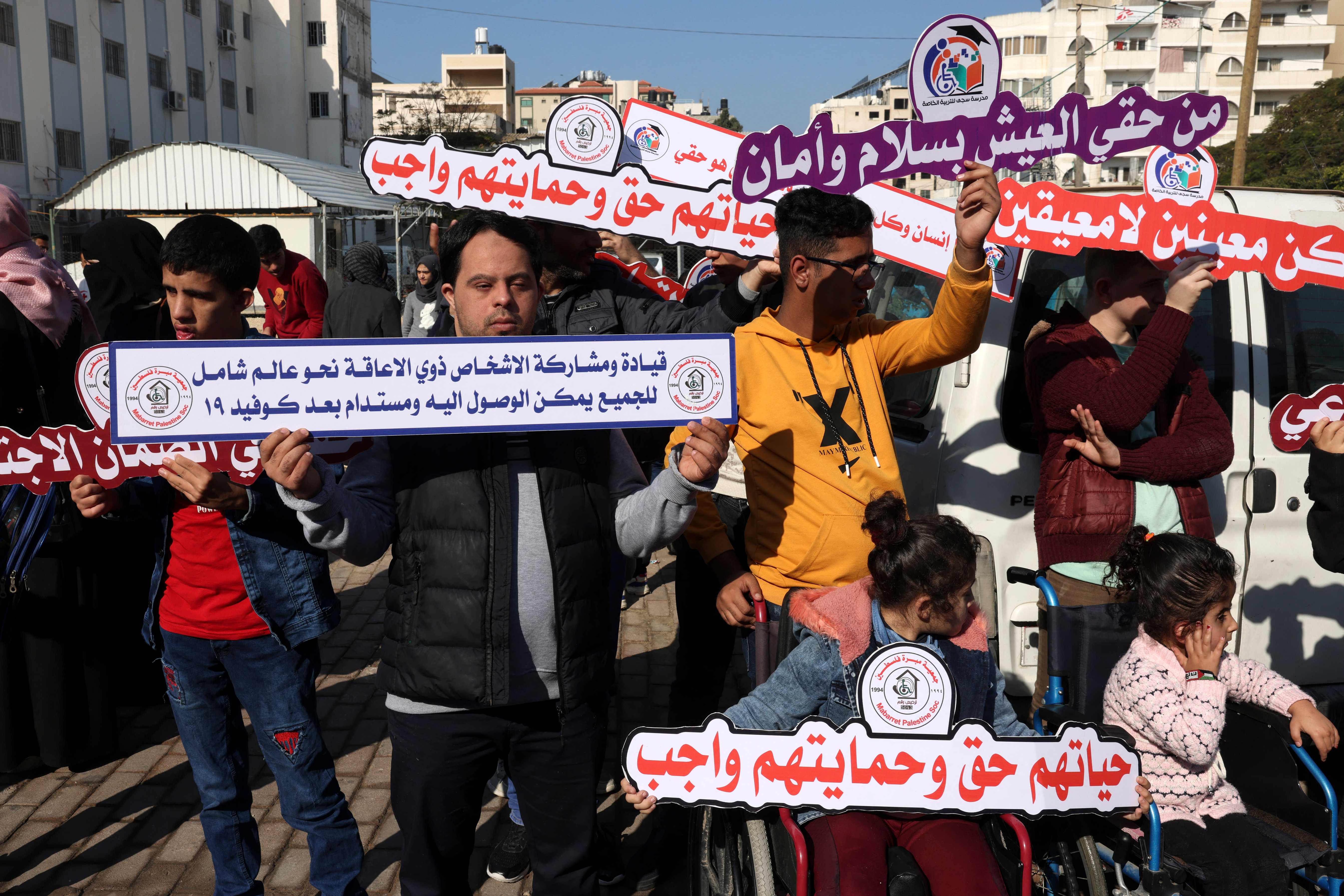 غزة: تظاهرة للمطالبة بحقوق ذوي الإعاقة في يومهم العالمي .. تصوير: "الفرنسية"