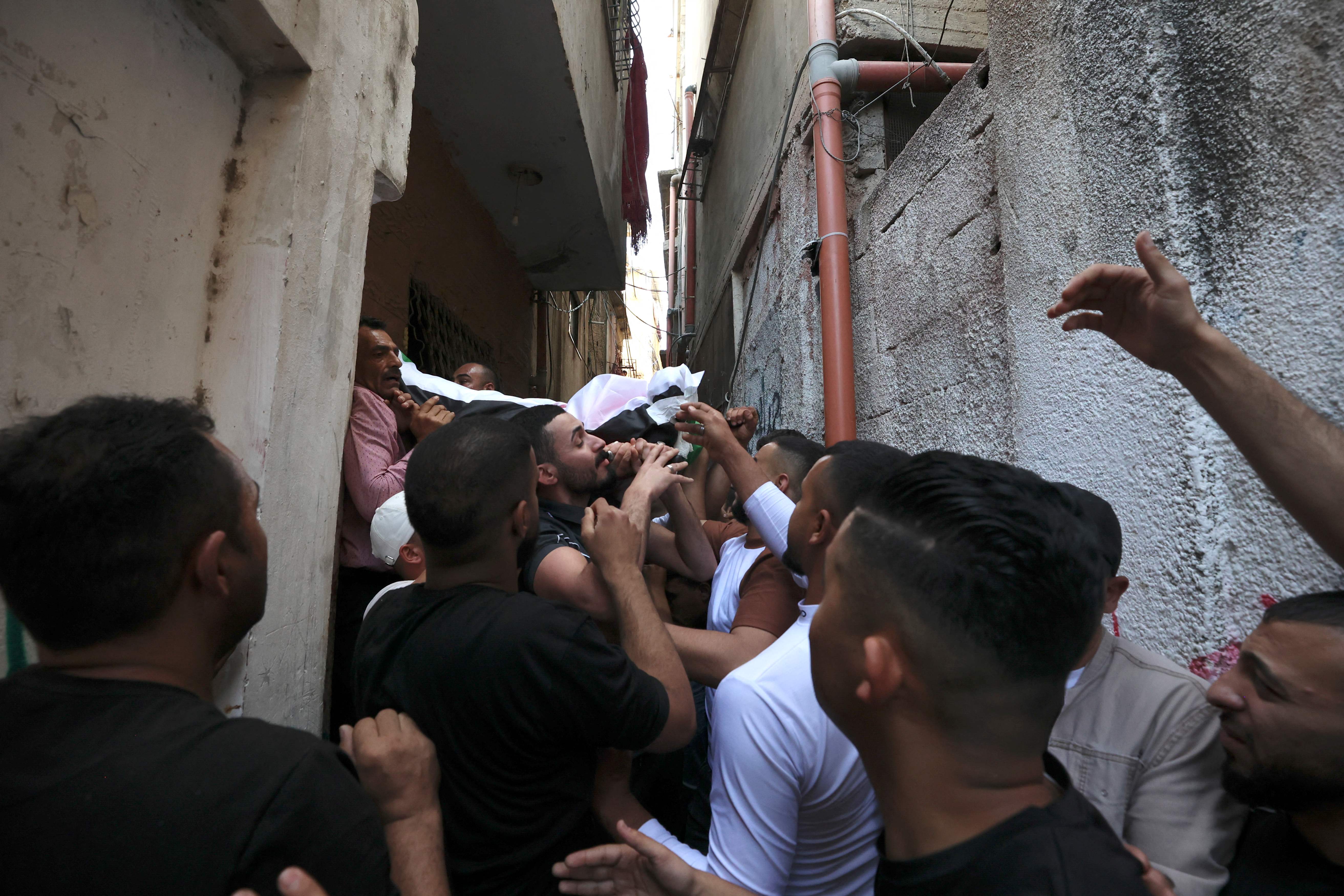 من تشييع شهداء مخيم بلاطة .. تصوير: "الفرنسية"
