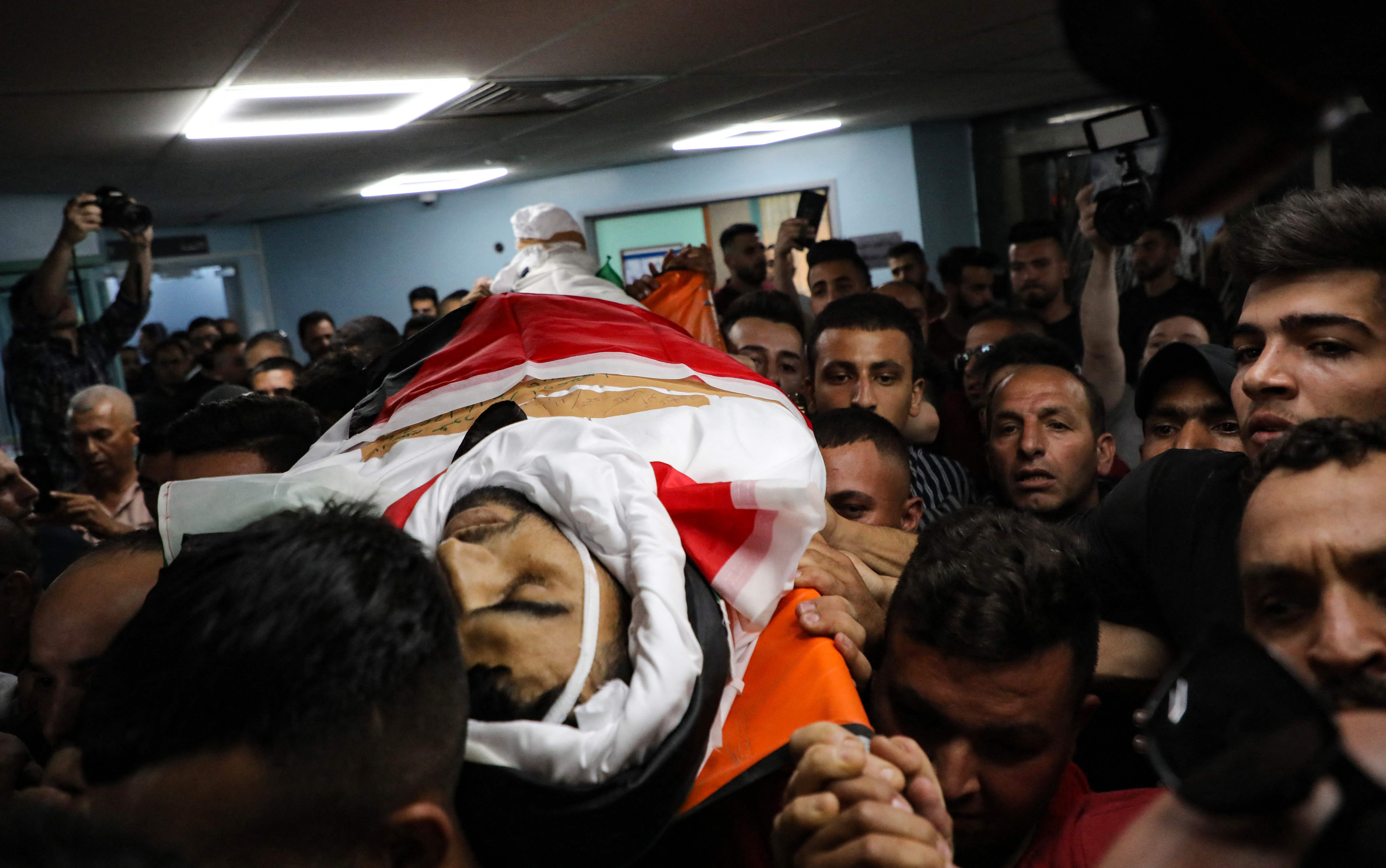 من تشييع الشهيد محمود أبو عيهور في حلحلول بالخليل .. تصوير: "الفرنسية"