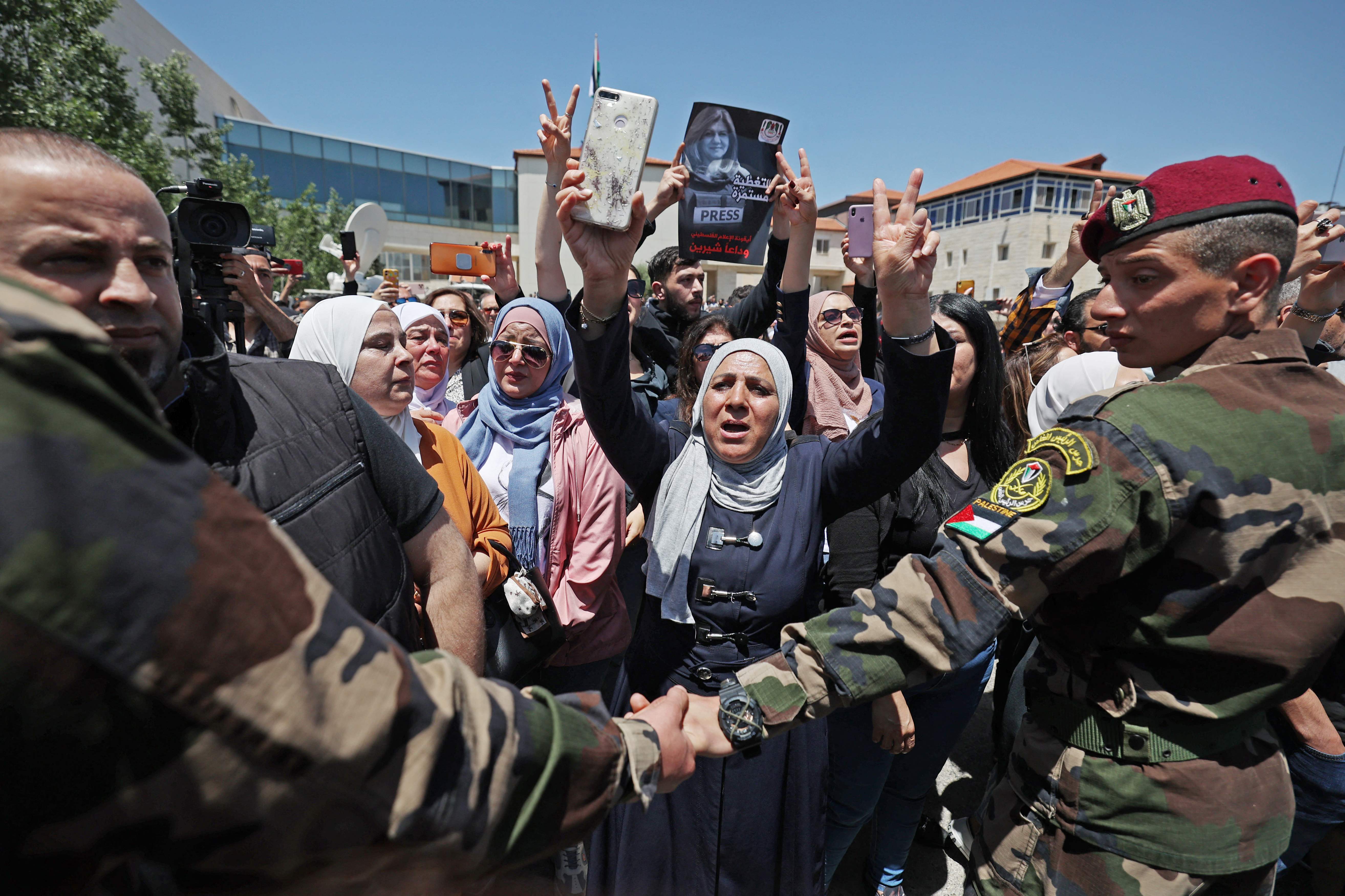 من تشييع جثمان الزميلة الشهيدة شيرين أبو عاقلة في مقر الرئاسة برام الله .. تصوير: "الفرنسية"