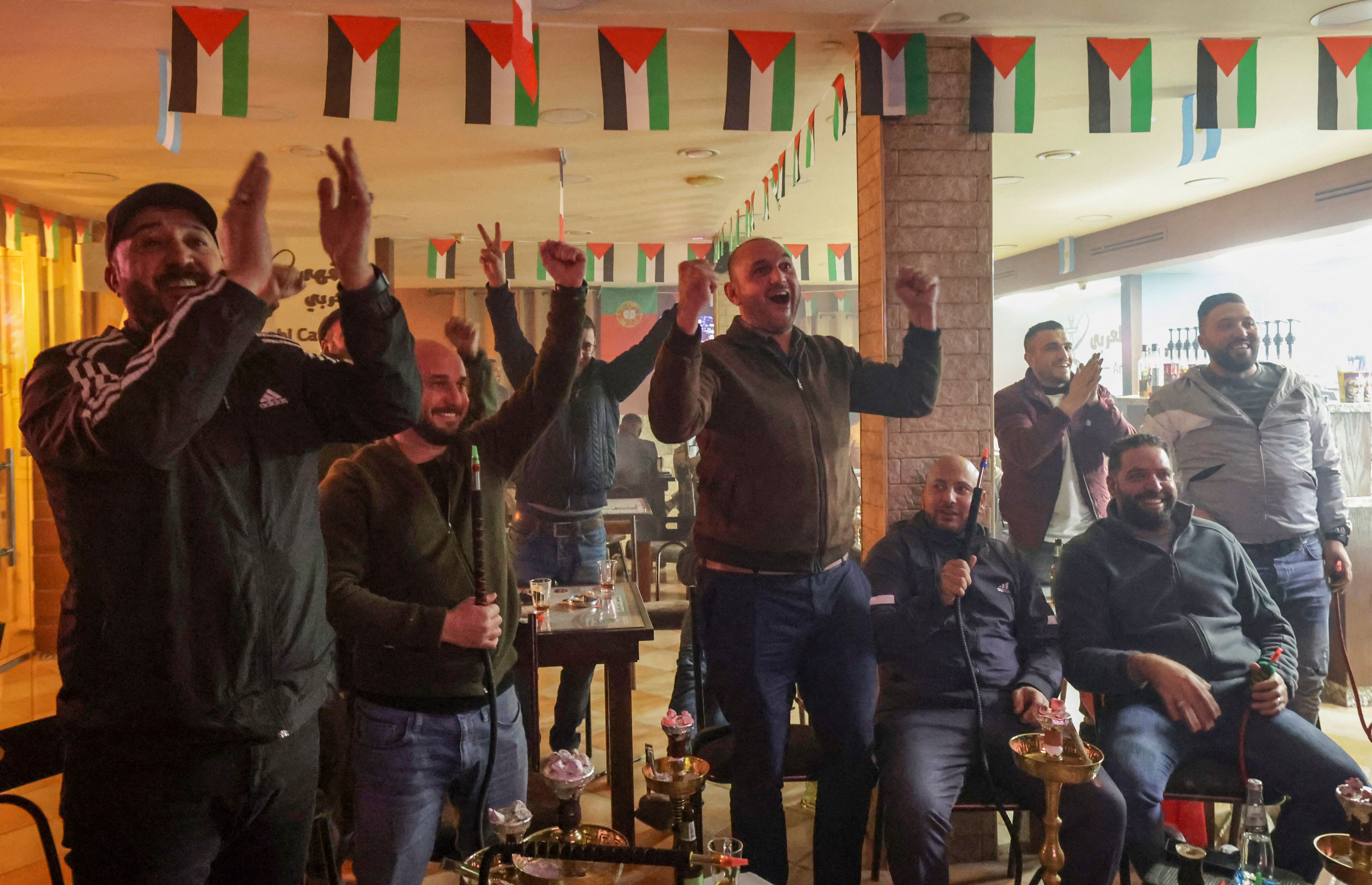 متابعة وفرحة الفلسطينيين لمباراة المنتخب المغربي .. تصوير: "الفرنسية"
