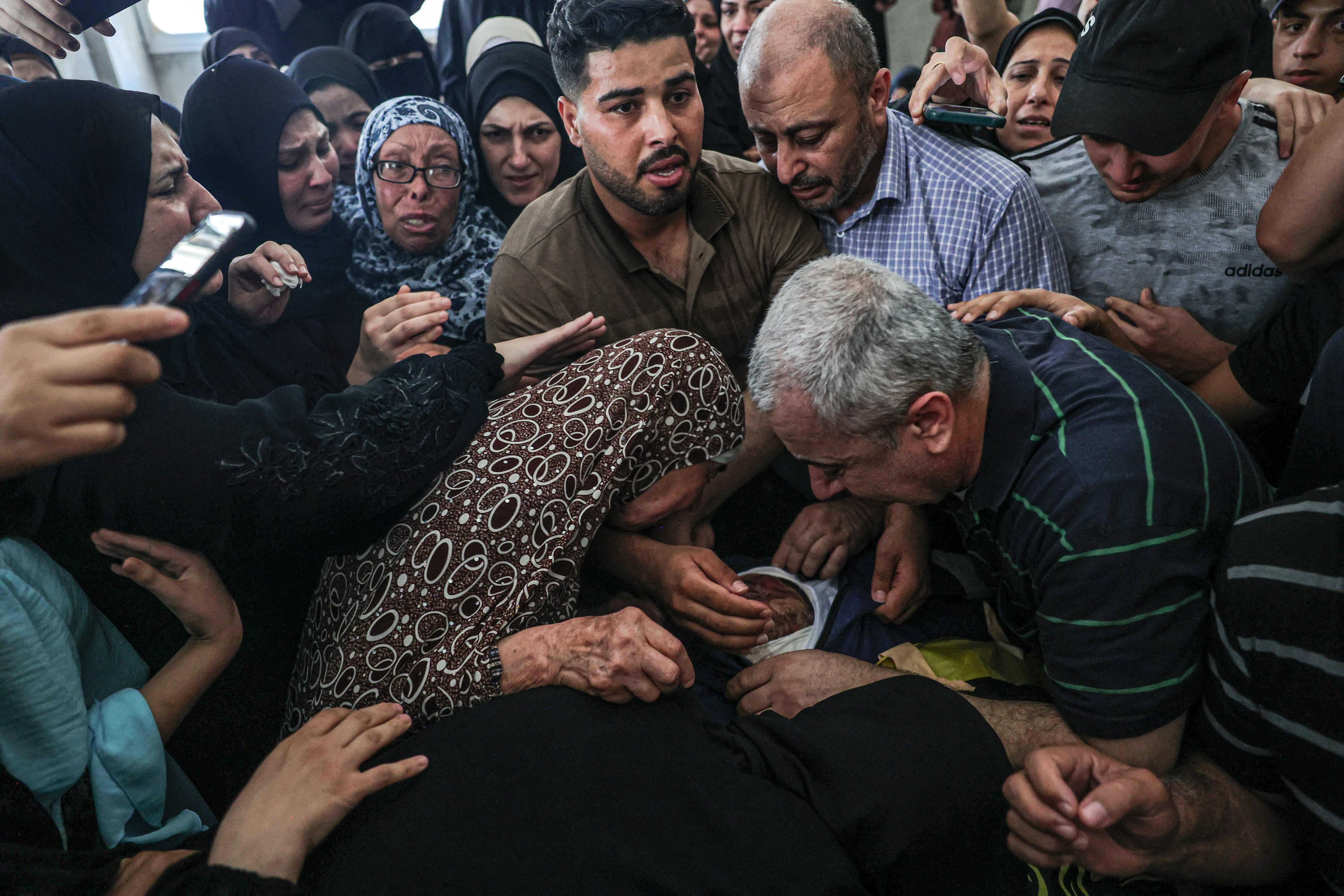 وداع مؤثر لشهداء قطاع غزة .. تصوير: "الفرنسية"