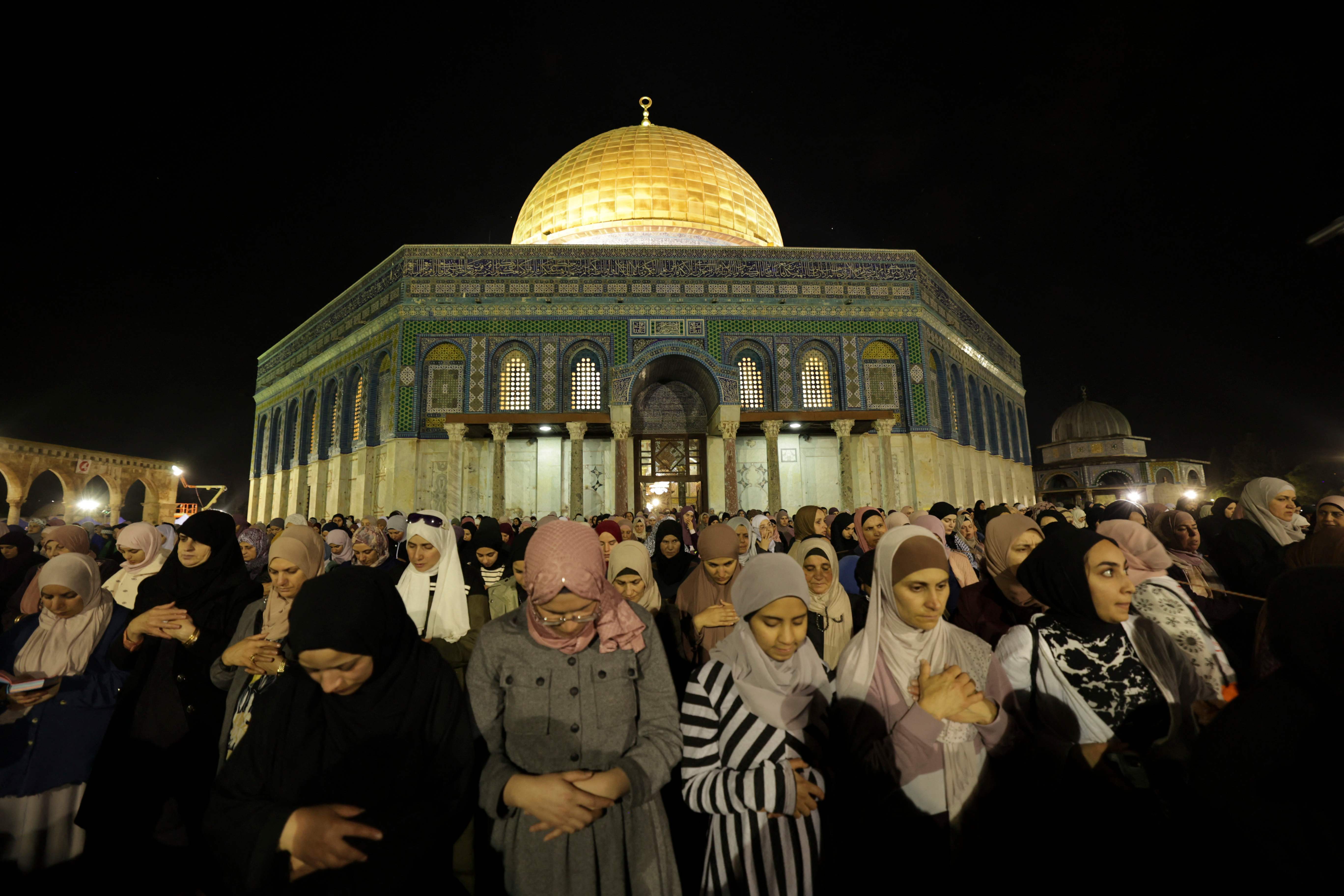 نحو 300 ألف مصل أحيوا ليلة السابع والعشرين من رمضان في المسجد الأقصى .. تصوير: "الفرنسية"