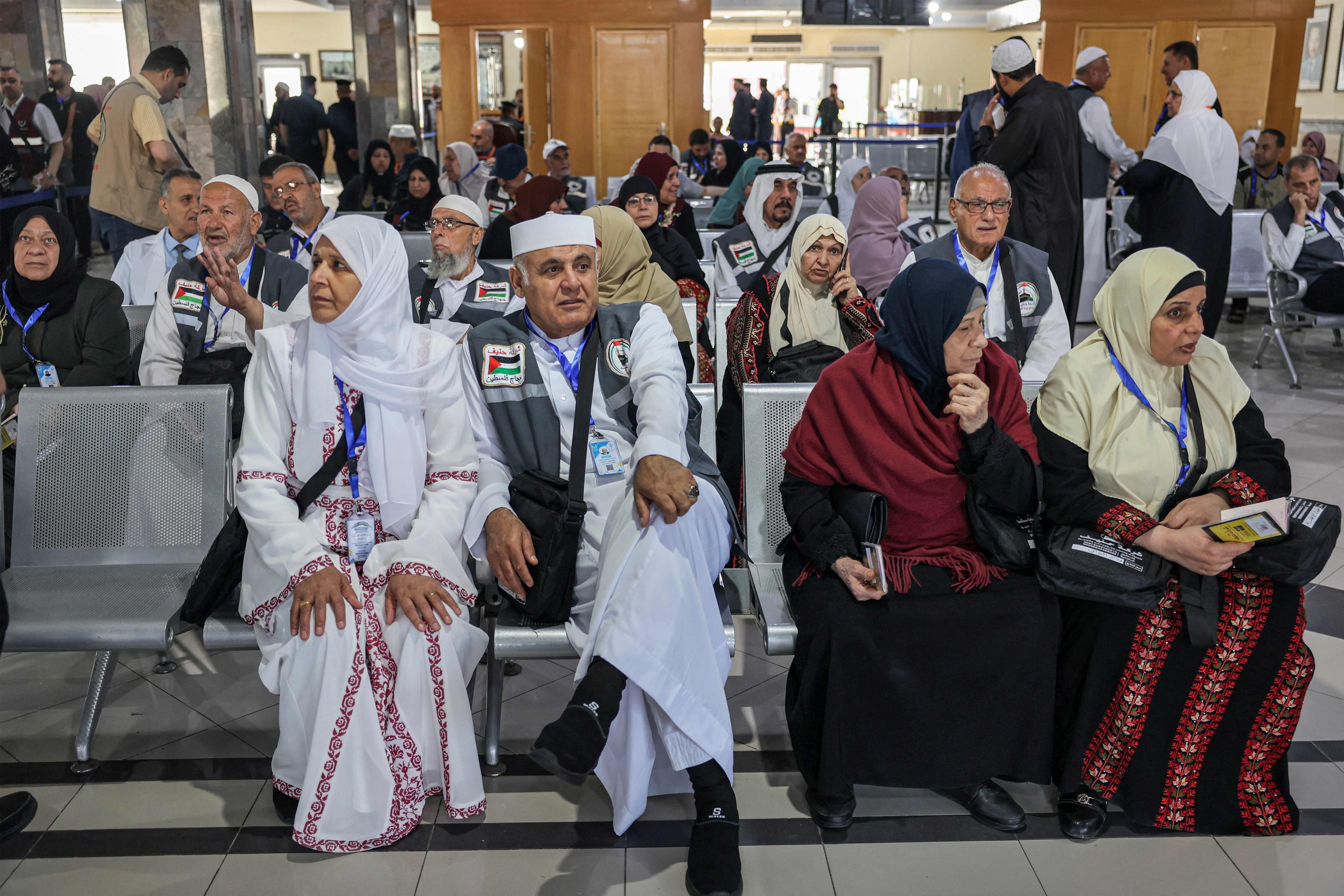 من سفر حجاج قطاع غزة عبر معبر رفح البري إلى الديار الحجازية .. تصوير: "الفرنسية"