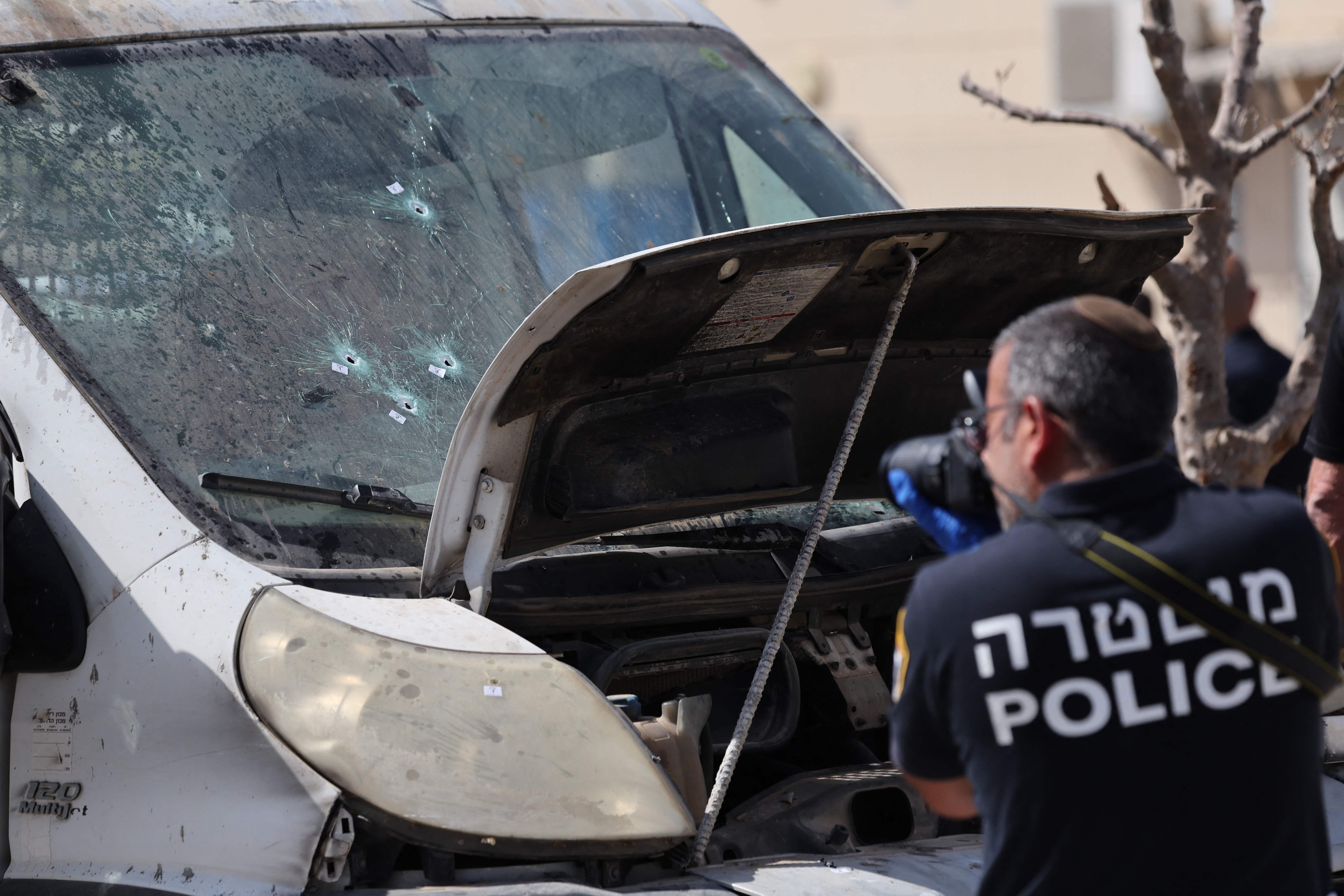 من مكان عملية الدهس في بيت سيرا والتي أدت لمقتل مستوطن .. تصوير: "الفرنسية"