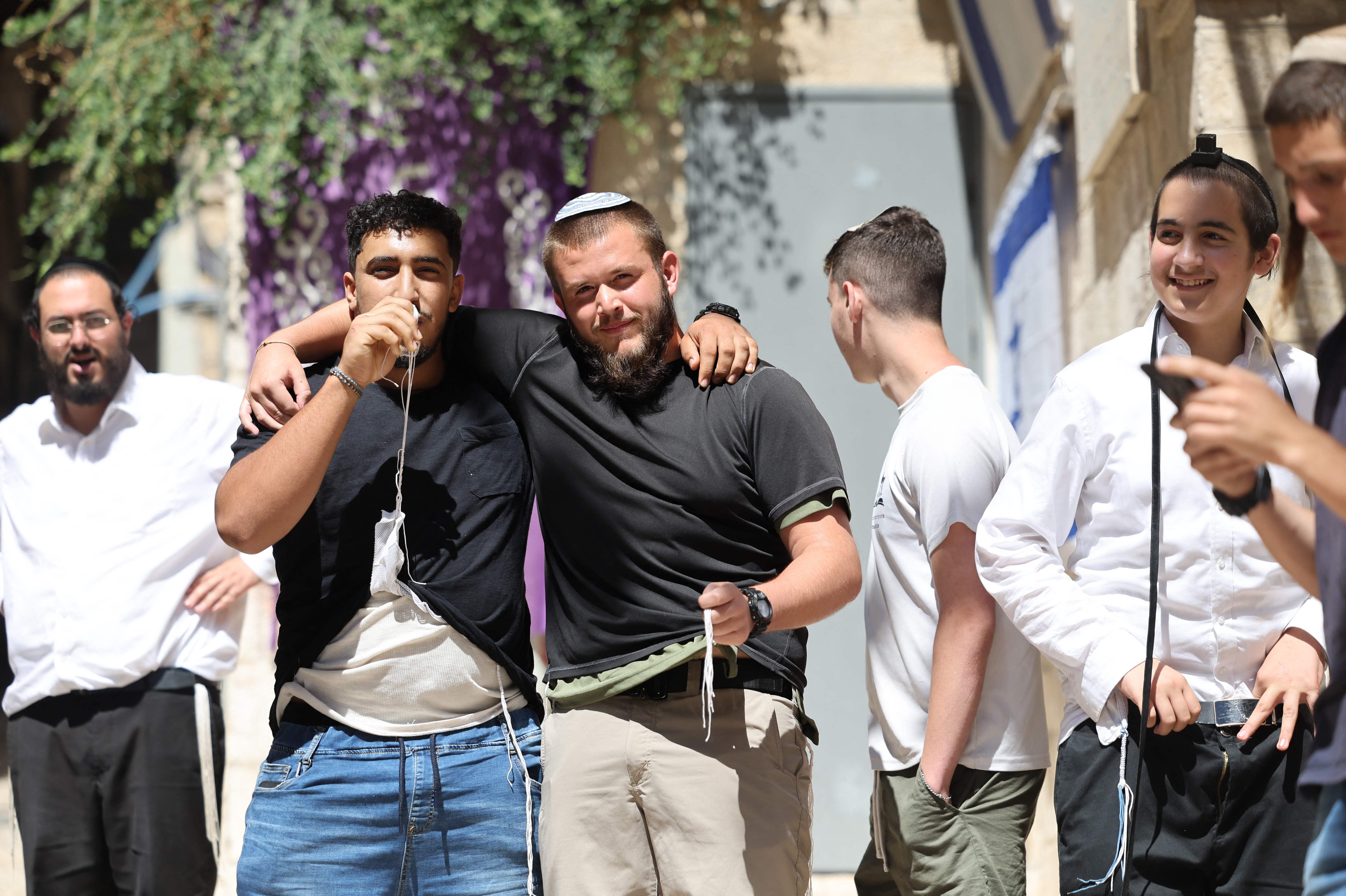 حسرة عائلة صب لبن في القدس المحتلة بعد استيلاء المستوطنين عليه .. تصوير: "الفرنسية"