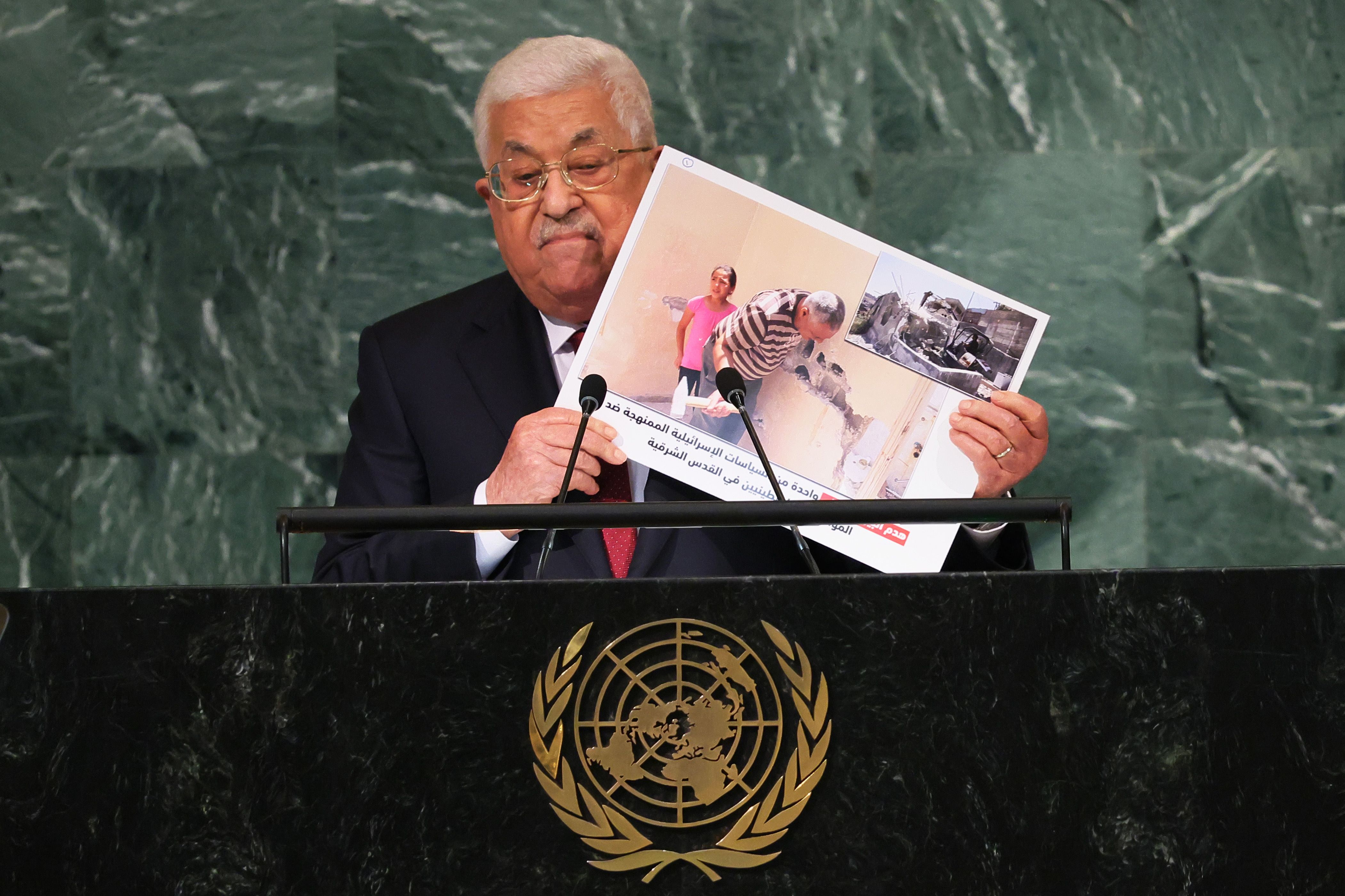 الرئيس عباس يحمل صورة لفلسطيني يهدم منزله ذاتيًا بسبب سياسات الاحتلال وذلك أمام الأمم المتحدة.. تصوير: "الفرنسية"