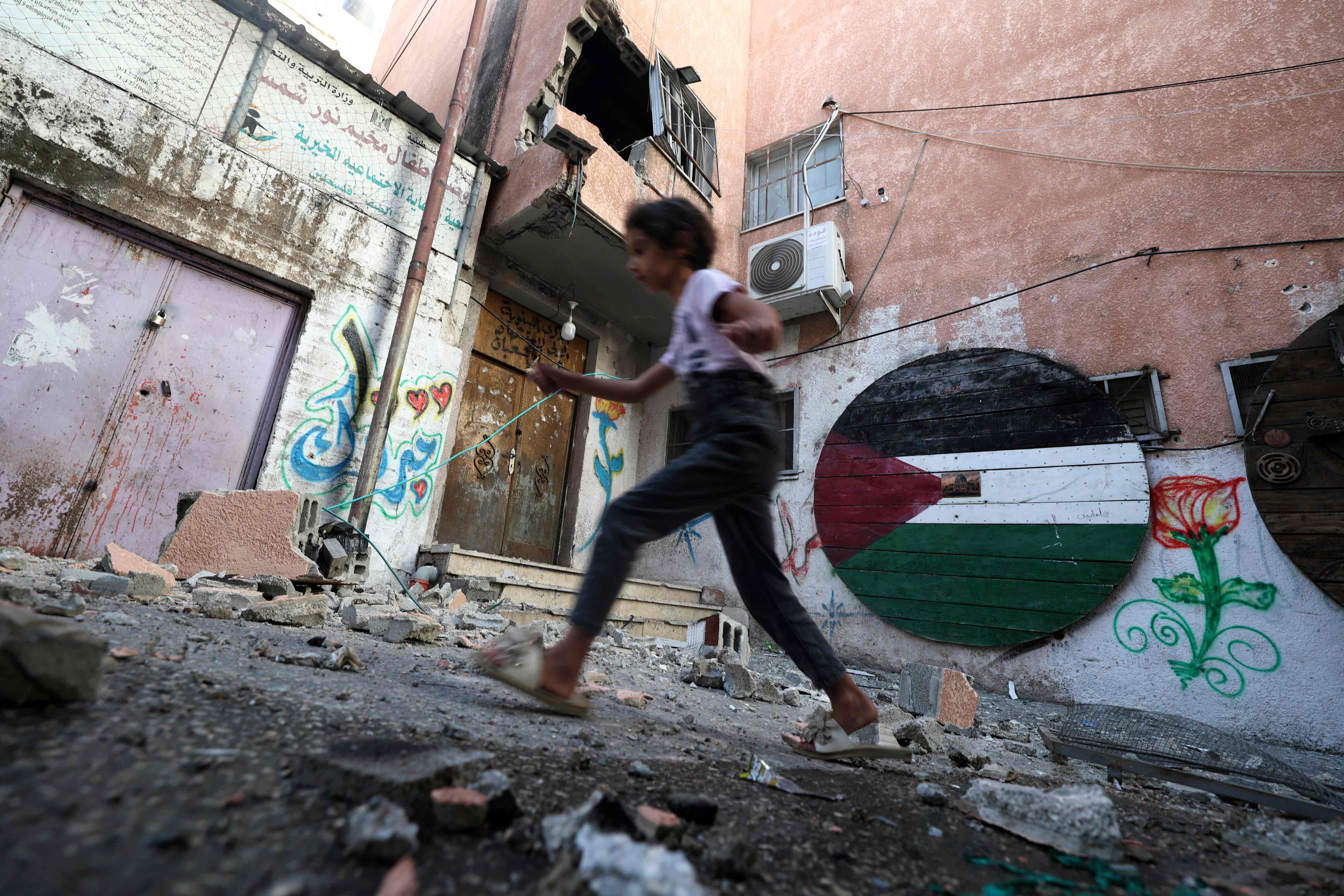 آثار العدوان الإسرائيلي على مخيم نور شمس في طولكرم .. تصوير: "الفرنسية"