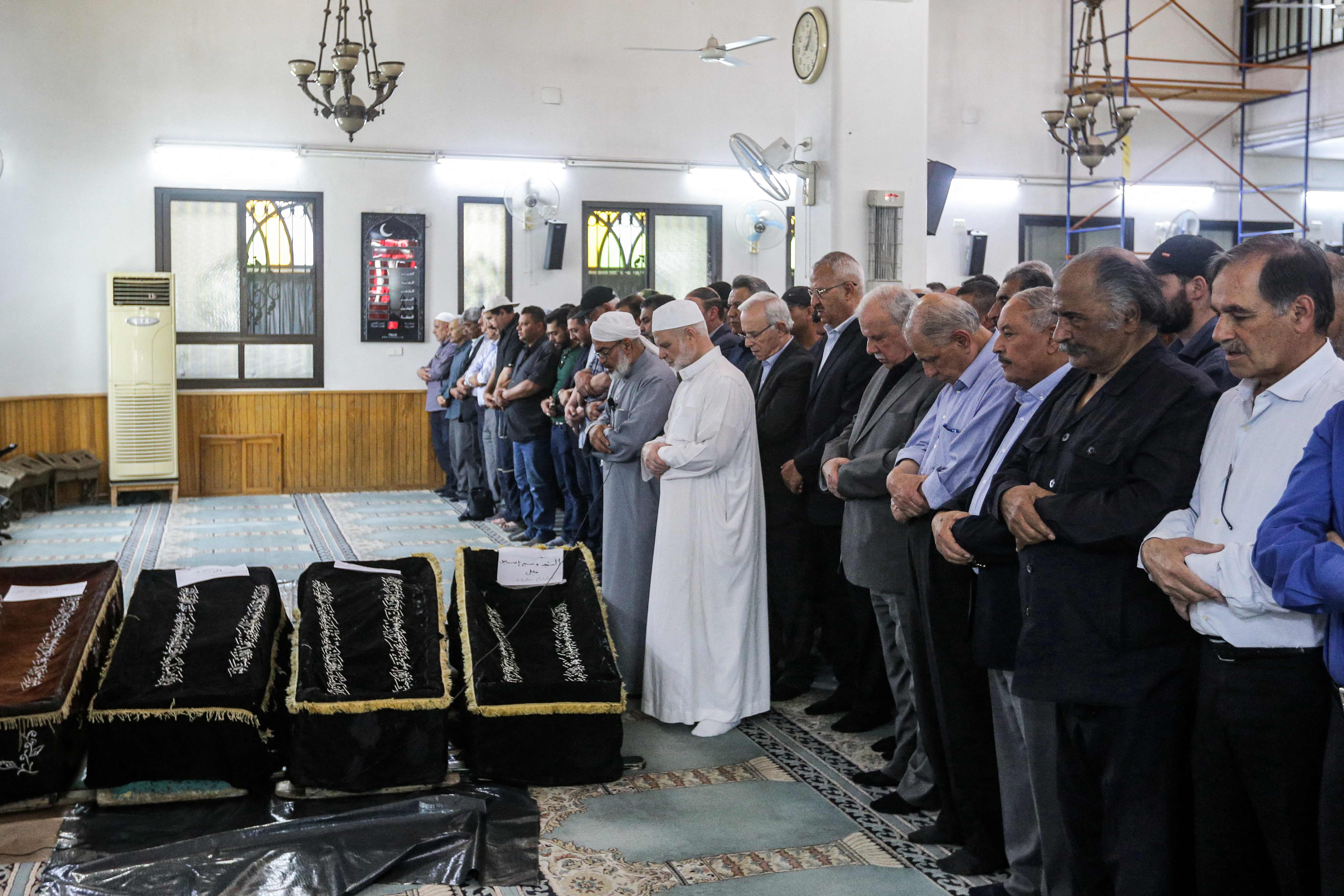 صور من مخيم اليرموك في سوريا لتشييع ضحايا انفجار وقع أمس في موقع تابع للجبهة الشعبية - القيادة العامة شرق لبنان .. تصوير: "الفرنسية"
