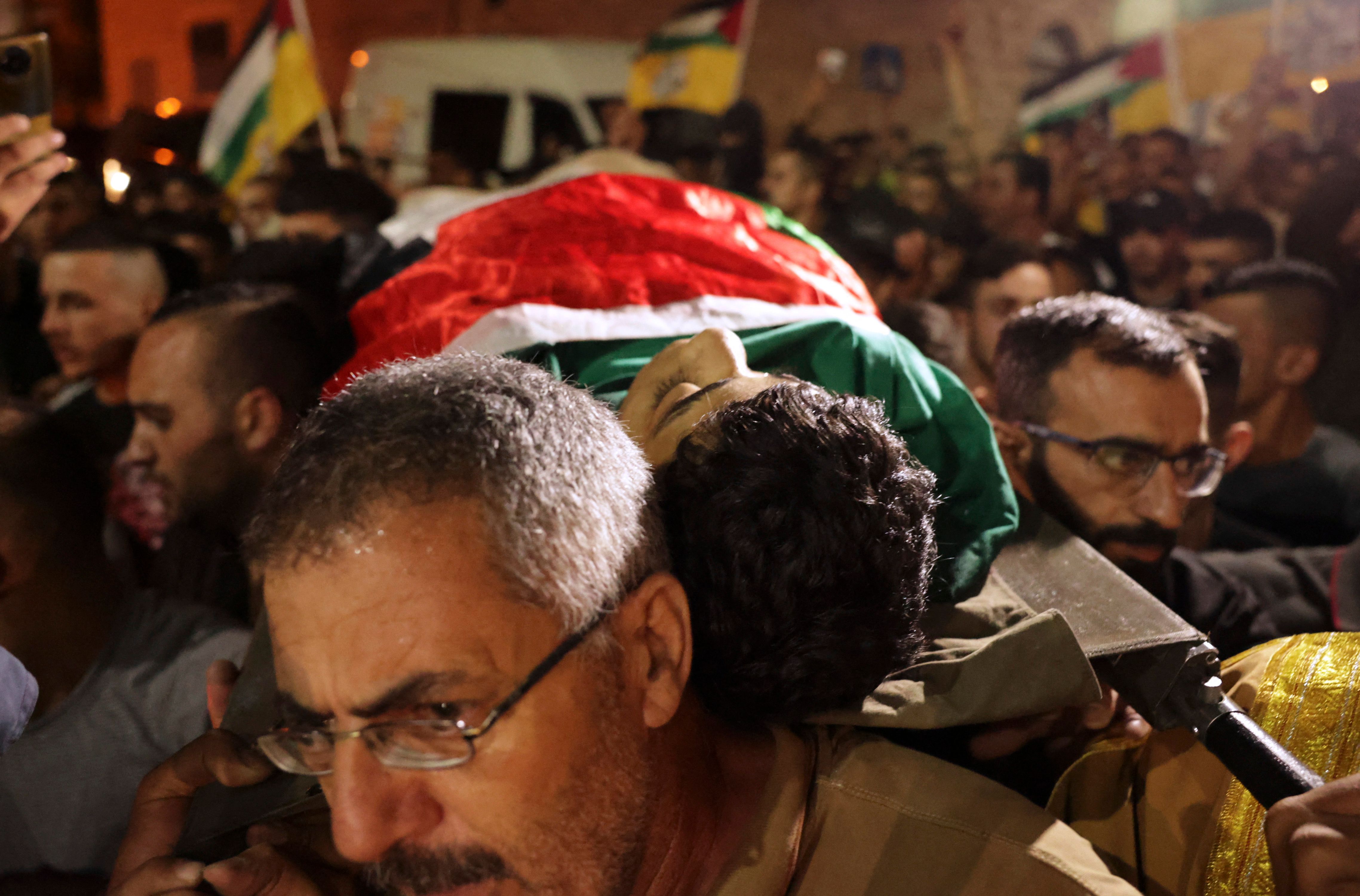 وداع مؤثر للشهيد الفتى مؤمن جابر في الخليل .. تصوير: "الفرنسية"