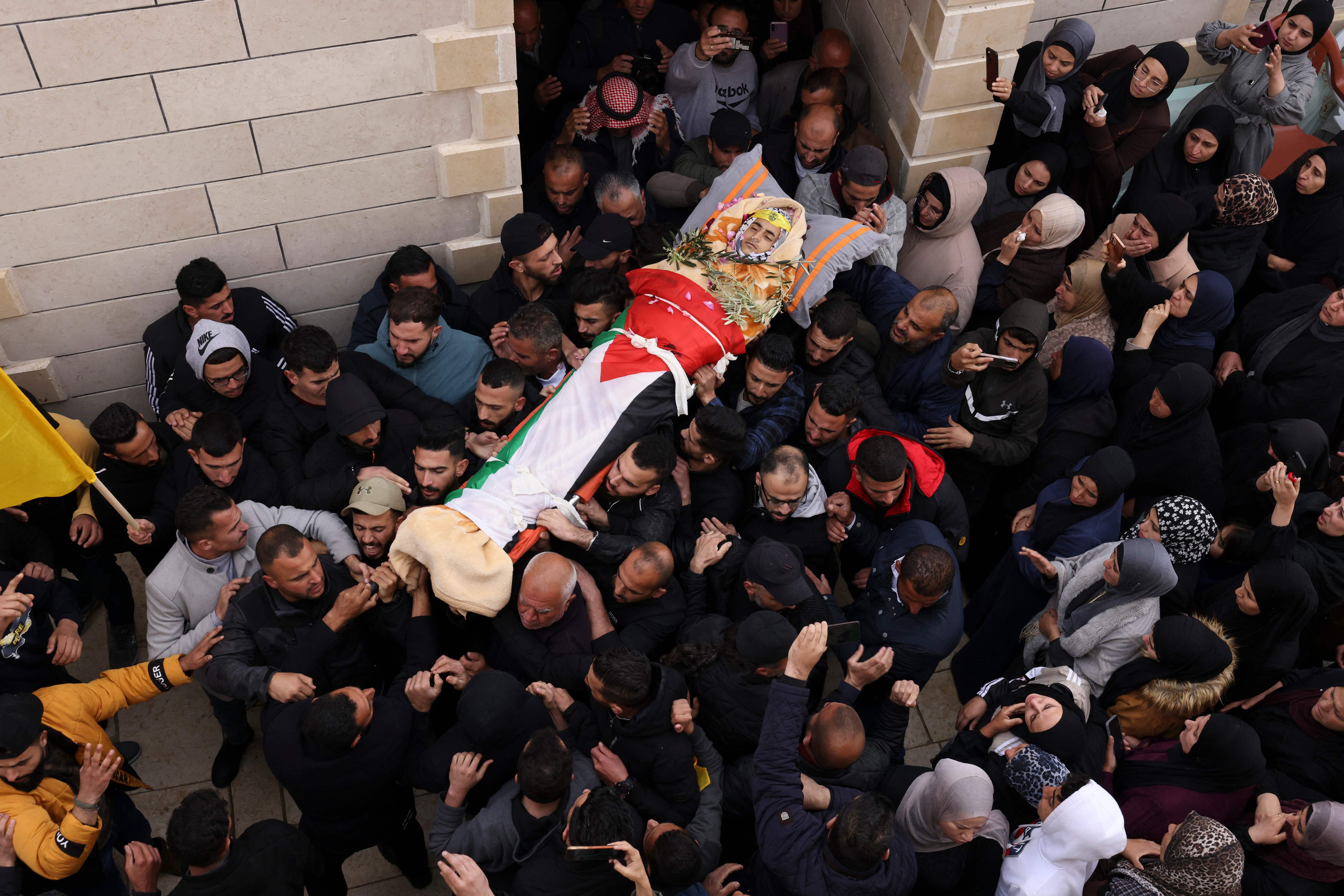  الحزن يخيم على عائلة الشهيد الفتى مصطفى صباح (16 عامًا) خلال تشييعه في بلدة تقوع بمحافظة بيت لحم .. تصوير: "الفرنسية" 