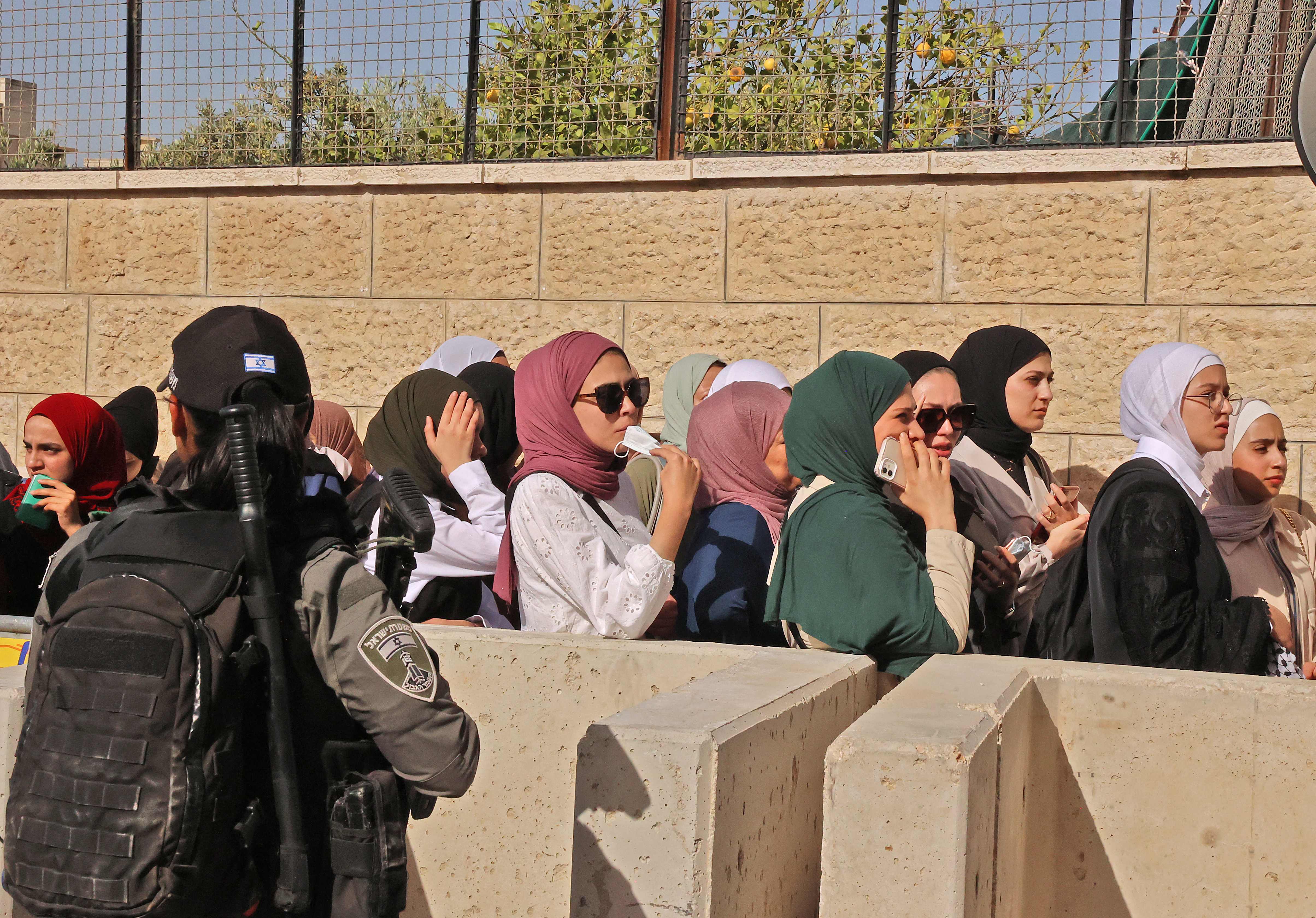 فلسطينيون على حواجز الضفة بانتظار السماح لهم بالوصول للأقصى .. تصوير: "الفرنسية"