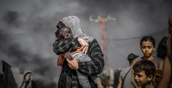  “The Guardian” monitors the tragedy of a displaced woman in Gaza with her infant
