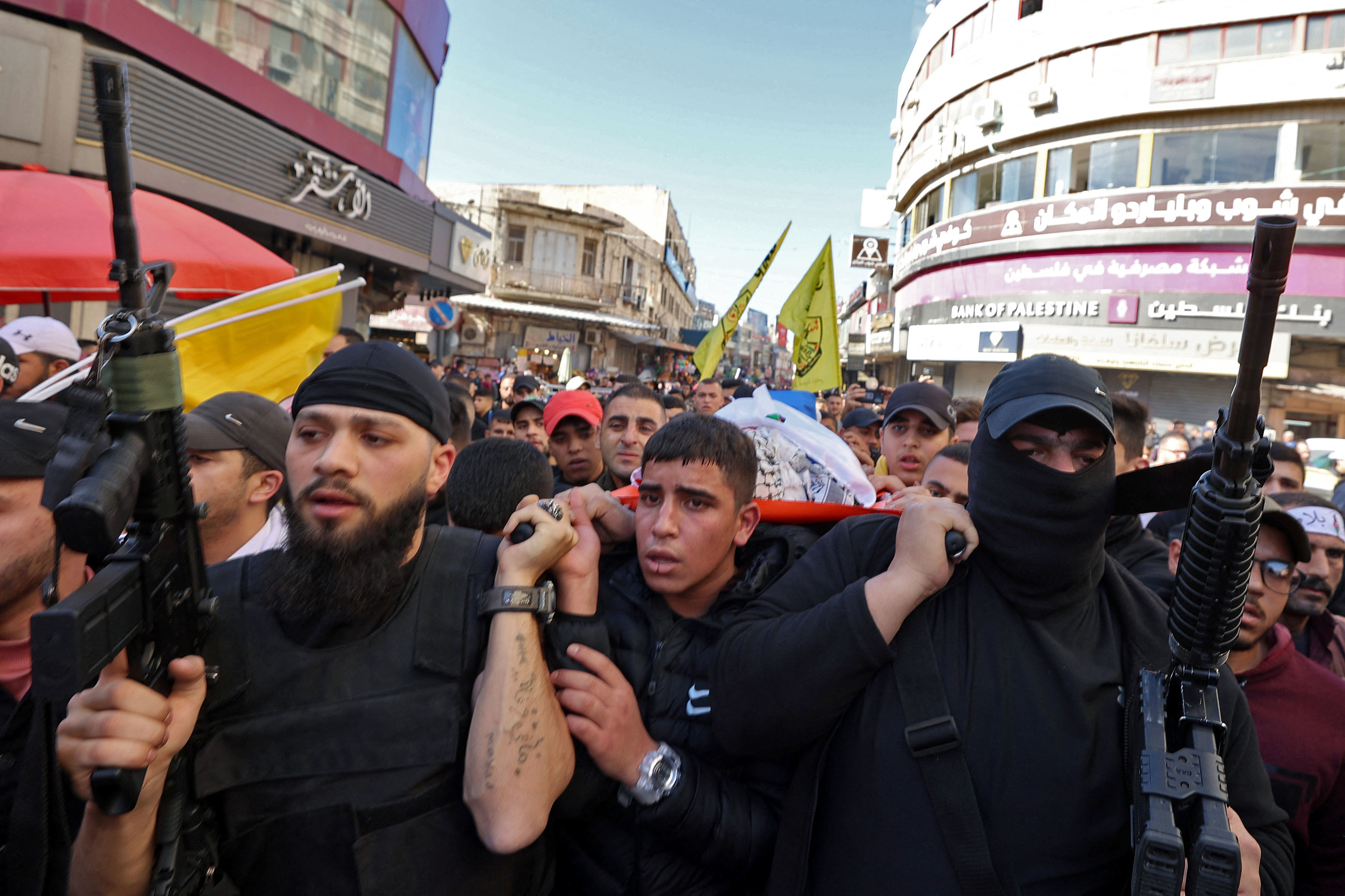 جماهير نابلس تشيع جثمان الشهيد الطفل أحمد شحادة .. تصوير: "الفرنسية"