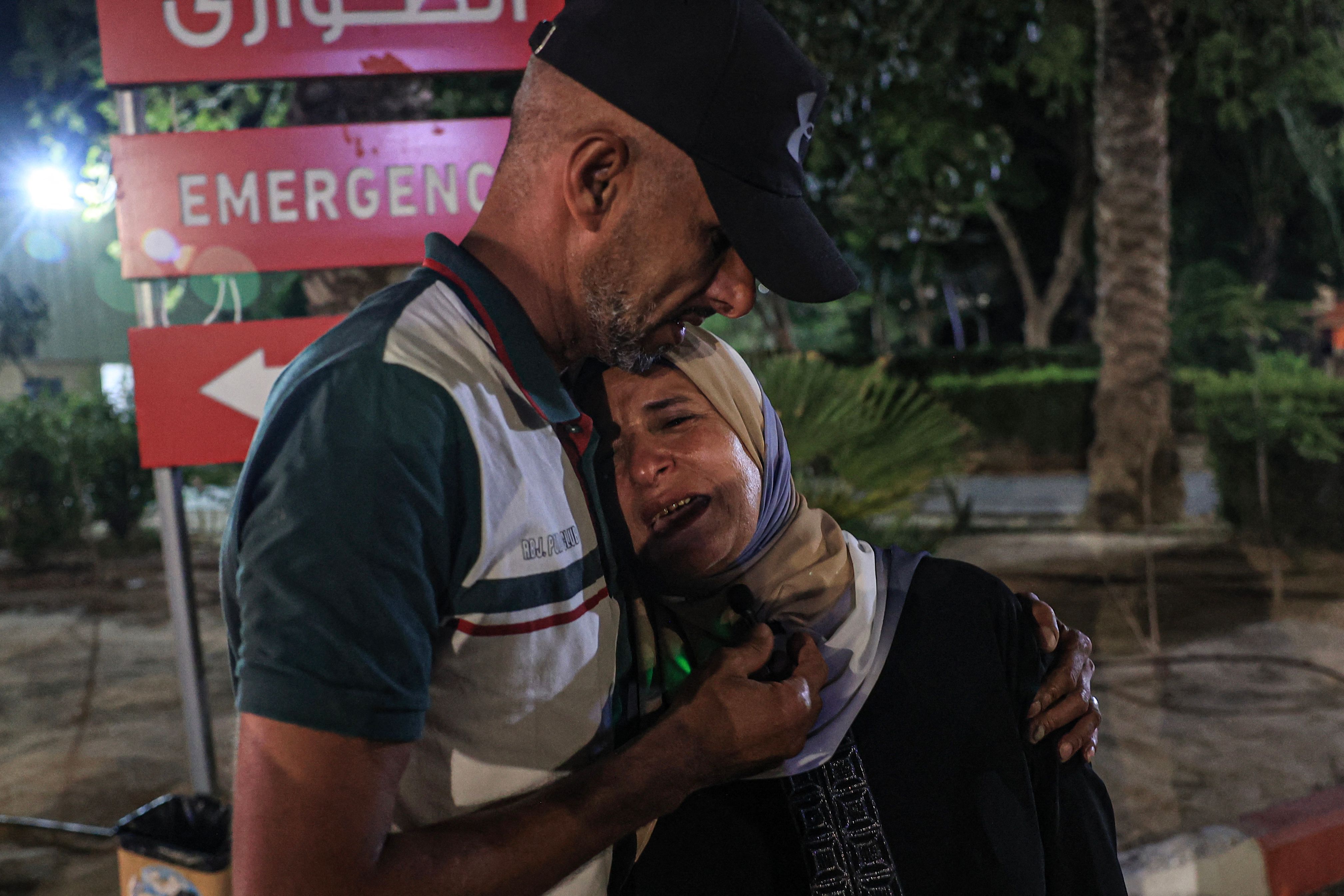 لحظات مؤثرة لوداع الشهيد يوسف رضوان الذي استشهد برصاص الاحتلال شرق خانيونس .. تصوير: "الفرنسية"