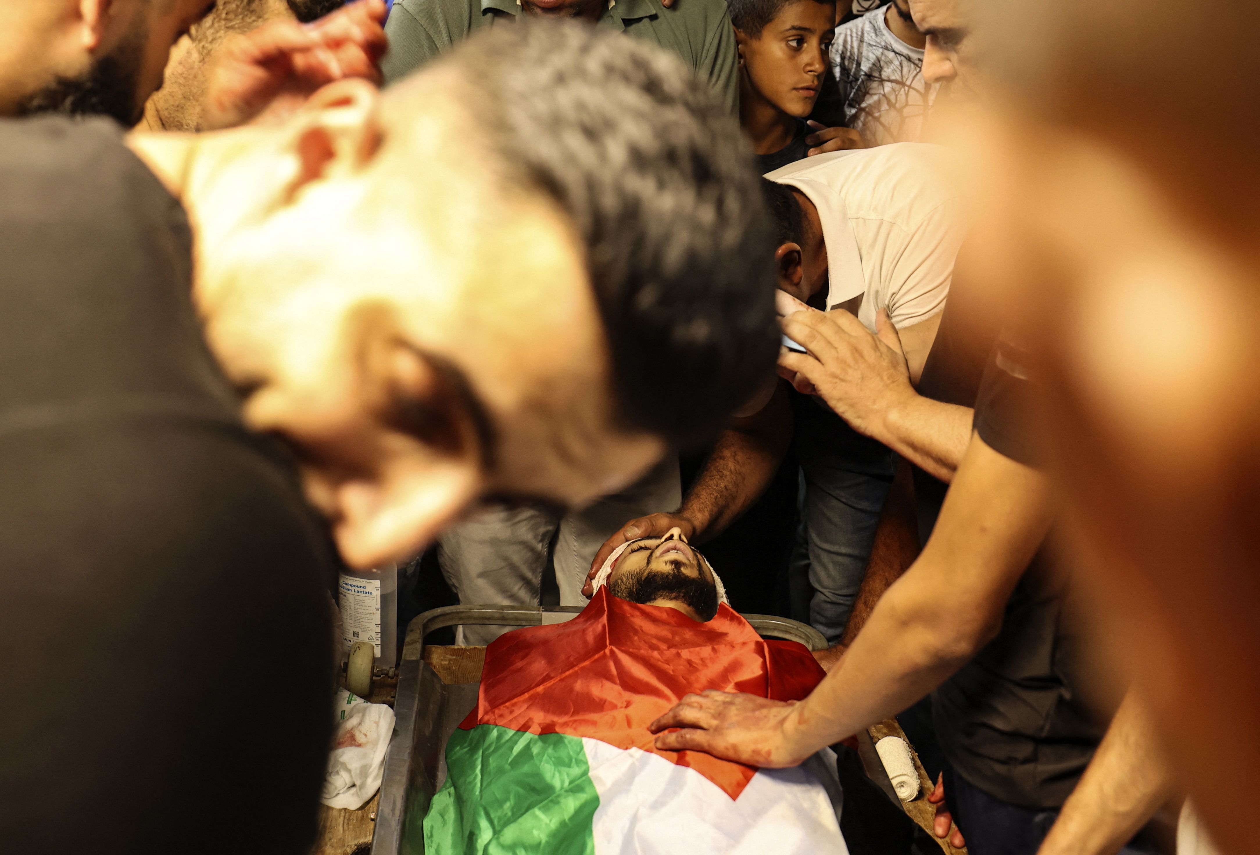 من وداع الشهيد علاء زغل في نابلس .. تصوير: "الفرنسية"