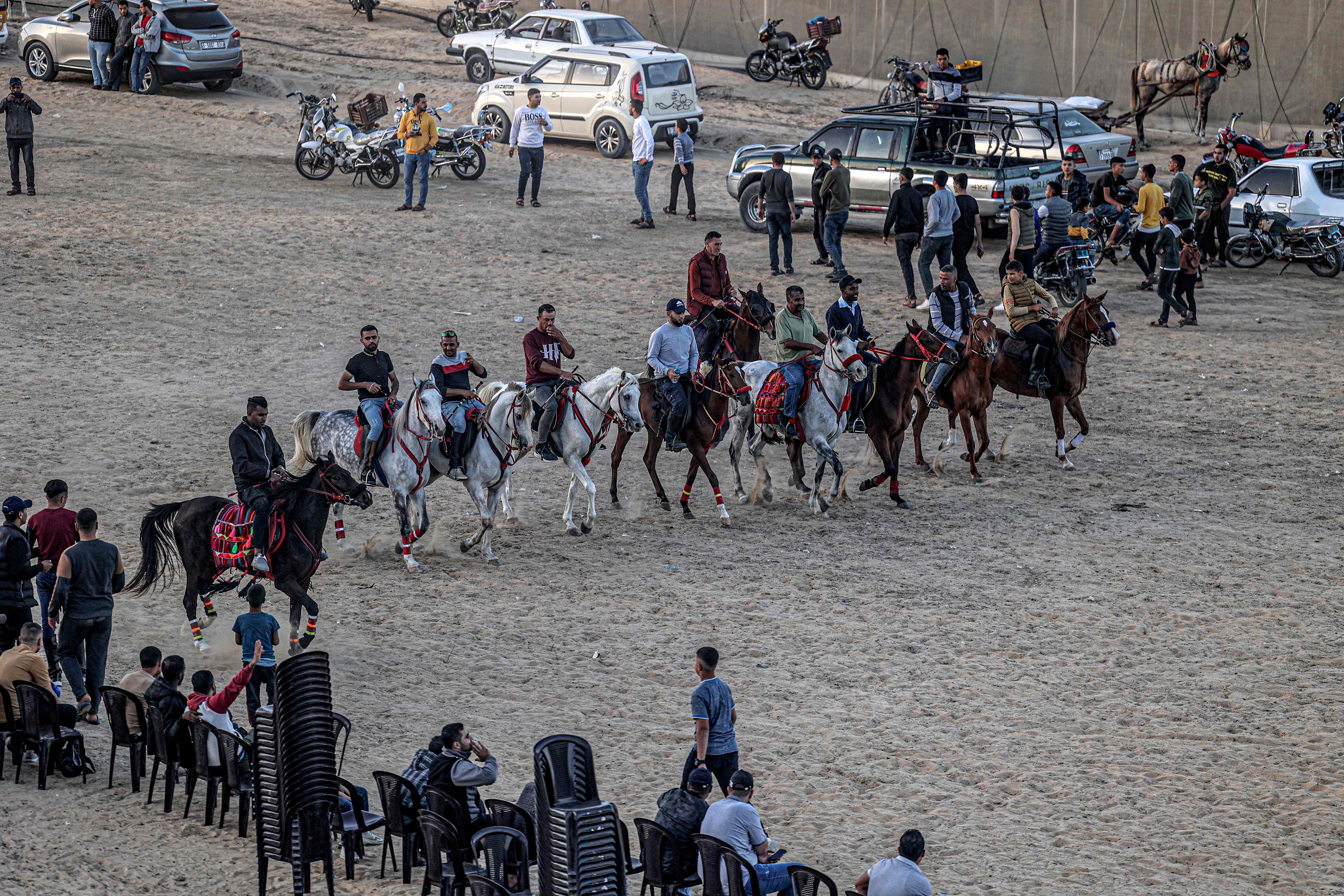 استعراض لمهارات الخيل خلال حفل زفاف بغزة .. تصوير: "الفرنسية"