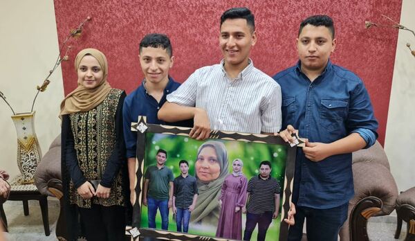  بعد وفاتها.. 4 توائم يحققون حلم والدتهم بتحقيق نجاح كبير في "التوجيهي" 