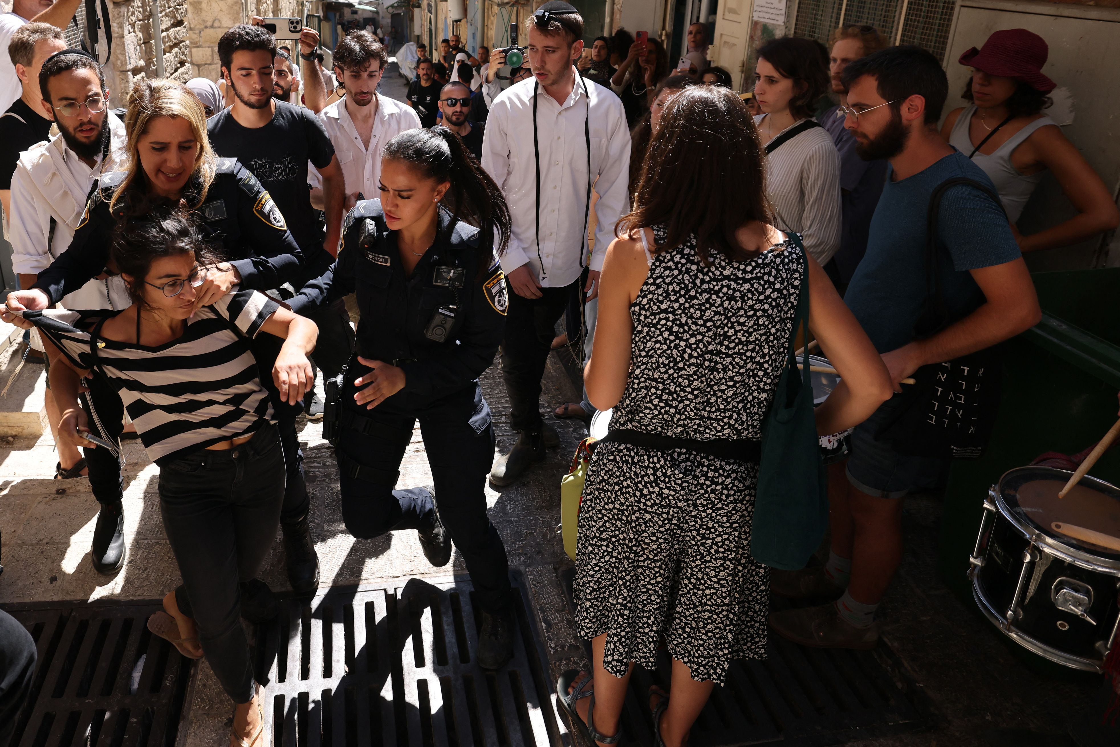 حسرة عائلة صب لبن في القدس المحتلة بعد استيلاء المستوطنين عليه .. تصوير: "الفرنسية"
