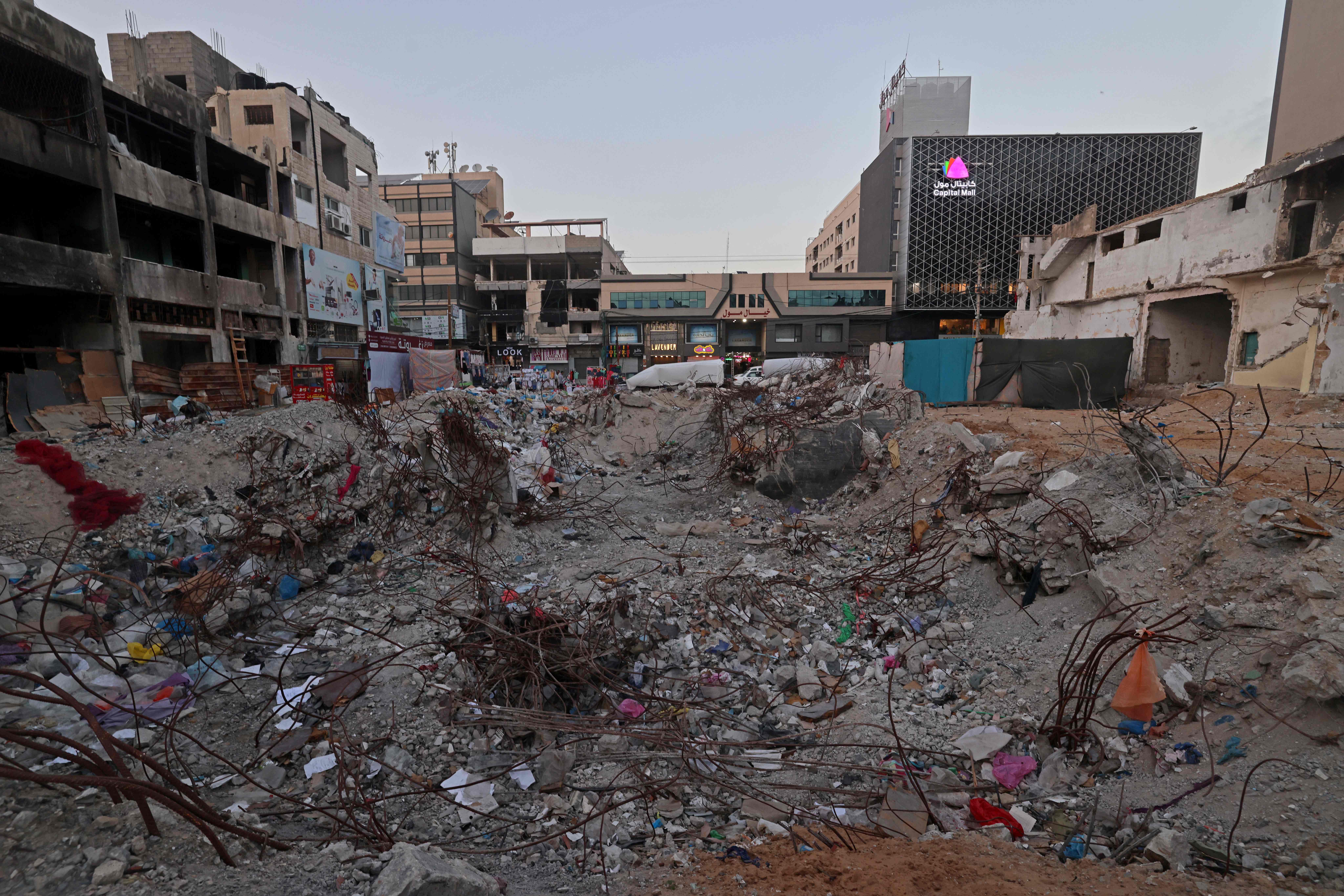 مع قرب مرور عام.. ما تبقى من أنقاض برج الشروق بغزة والذي قصف خلال عدوان أيار الماضي .. تصوير: "الفرنسية"