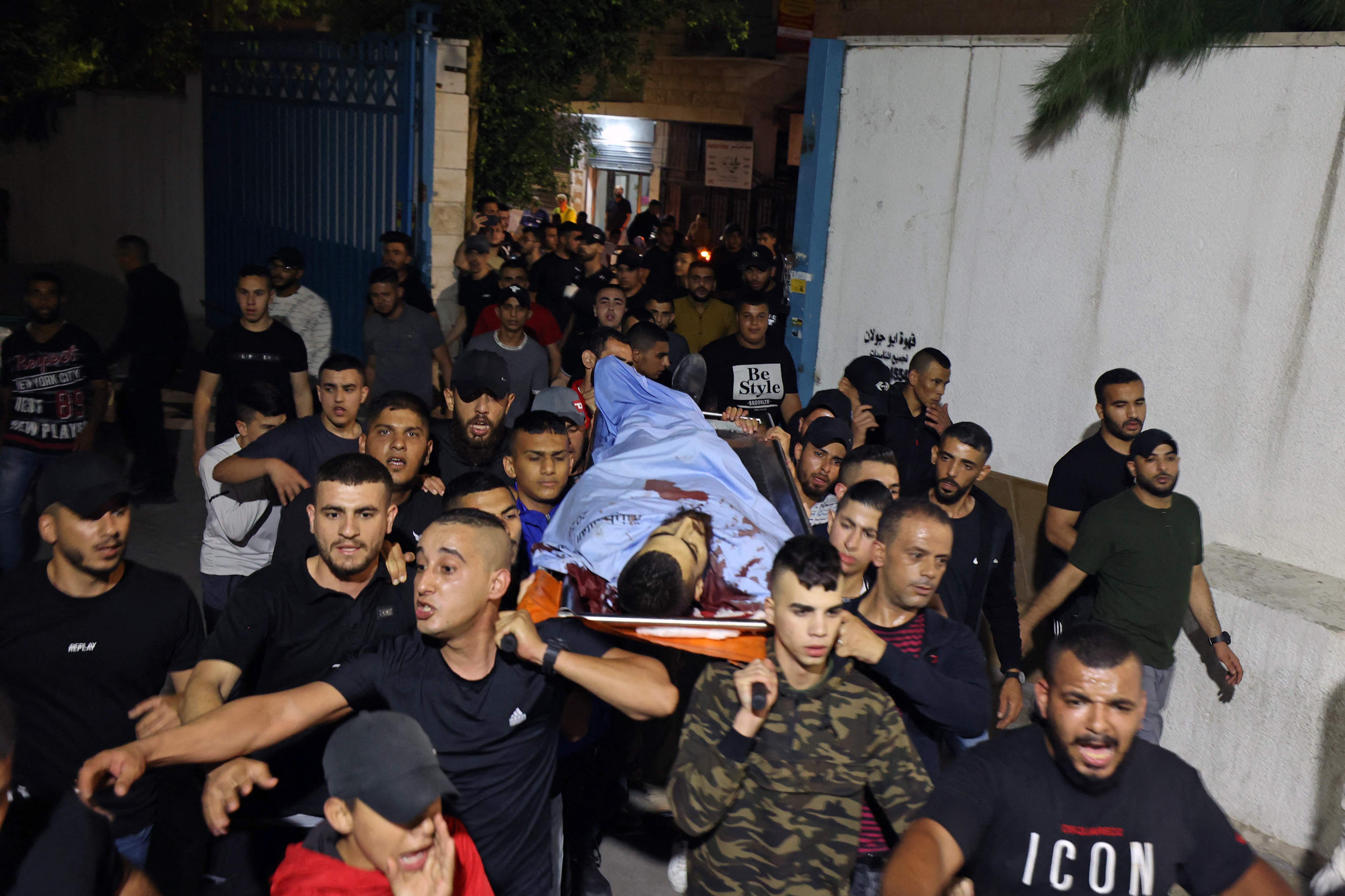 من وداع الشهيد الأسير المحرر بلال قبها في جنين .. تصوير: "الفرنسية"