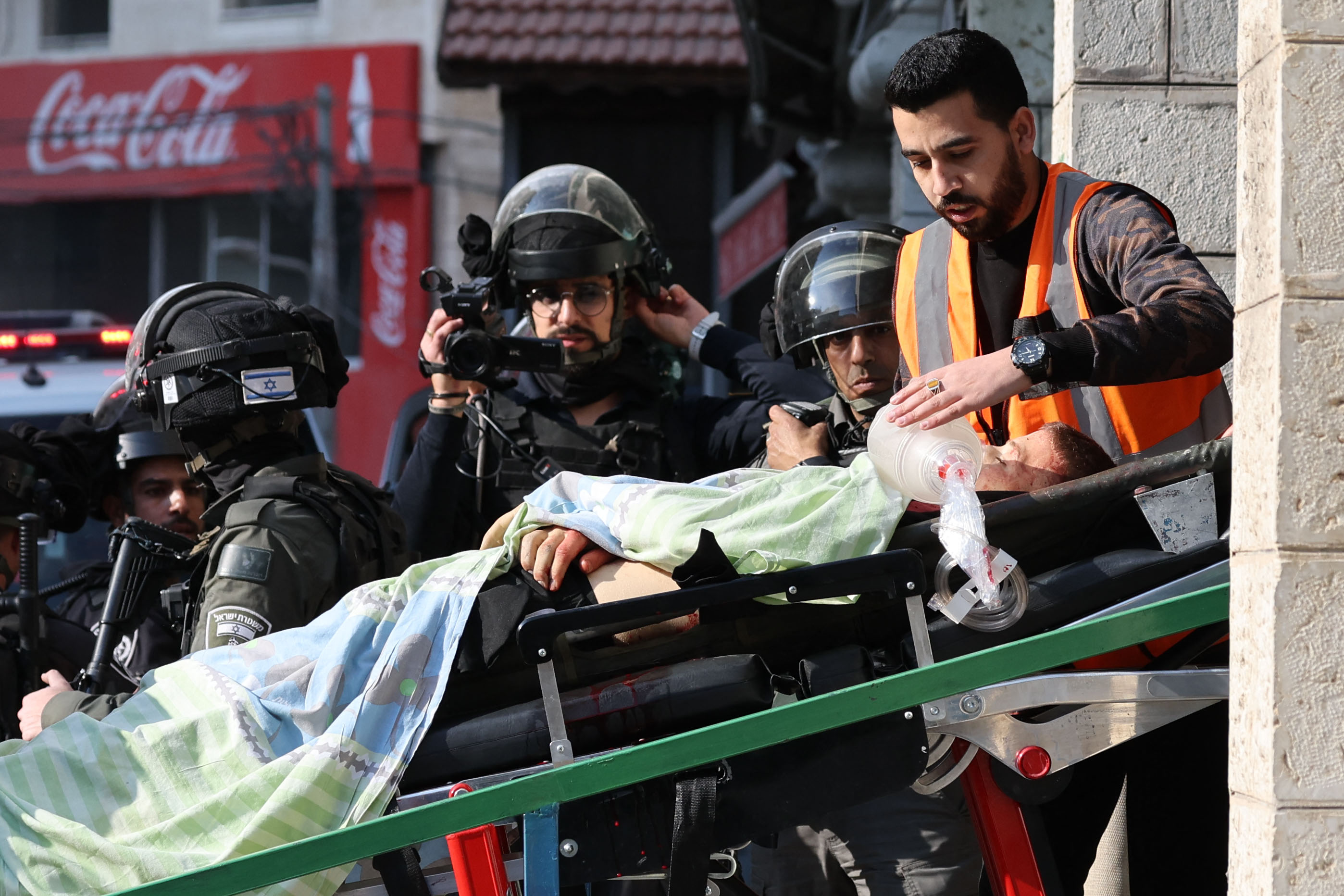 اقتحام الاحتلال لمخيم قلنديا ولحظة إصابة الفتى محمد علي الذي استشهد لاحقًا .. تصوير: "الفرنسية"