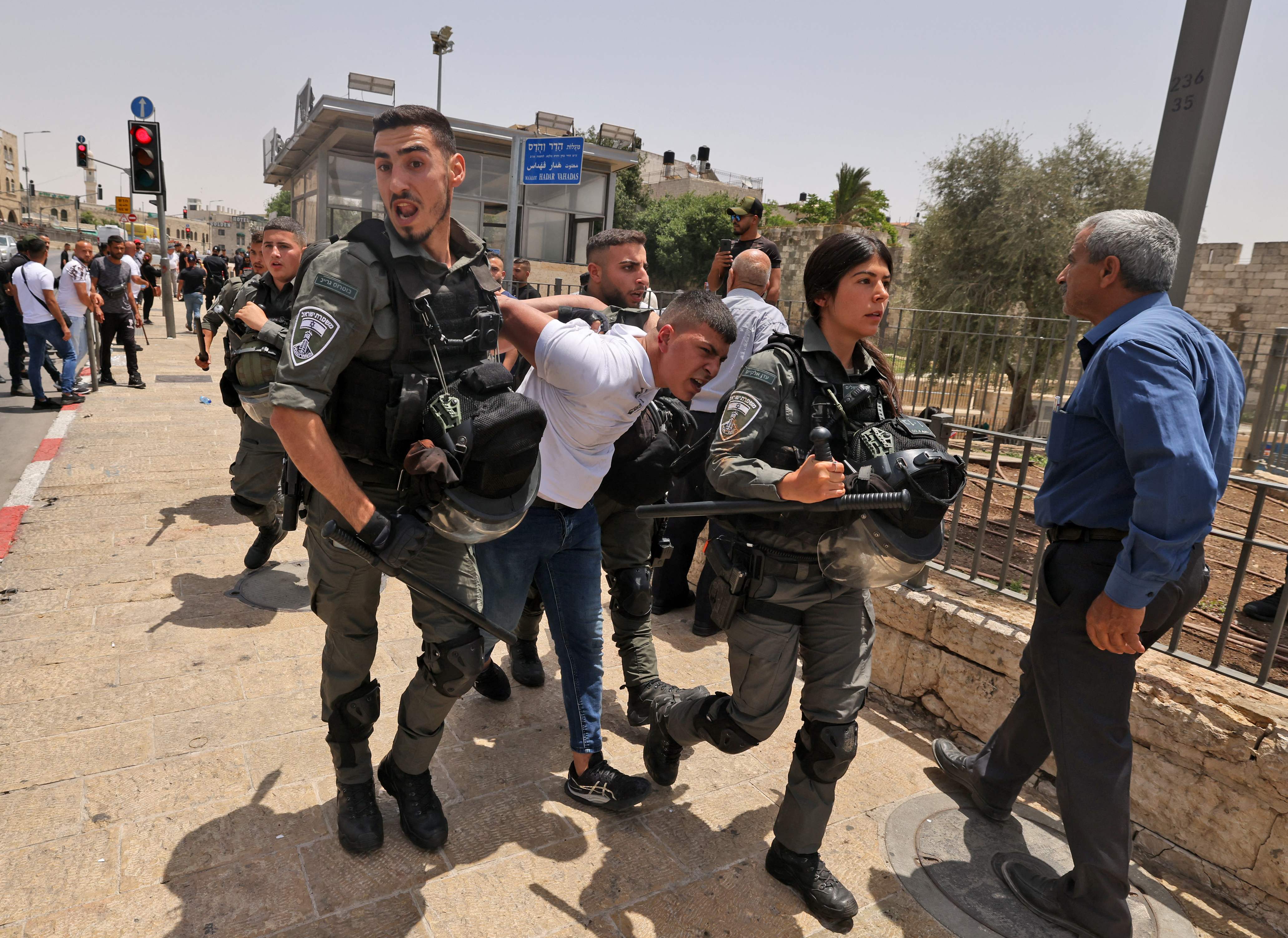 اعتقالات واعتداءات في القدس المحتلة قبيل مسيرة الأعلام الاستفزازية .. تصوير: "الفرنسية"
