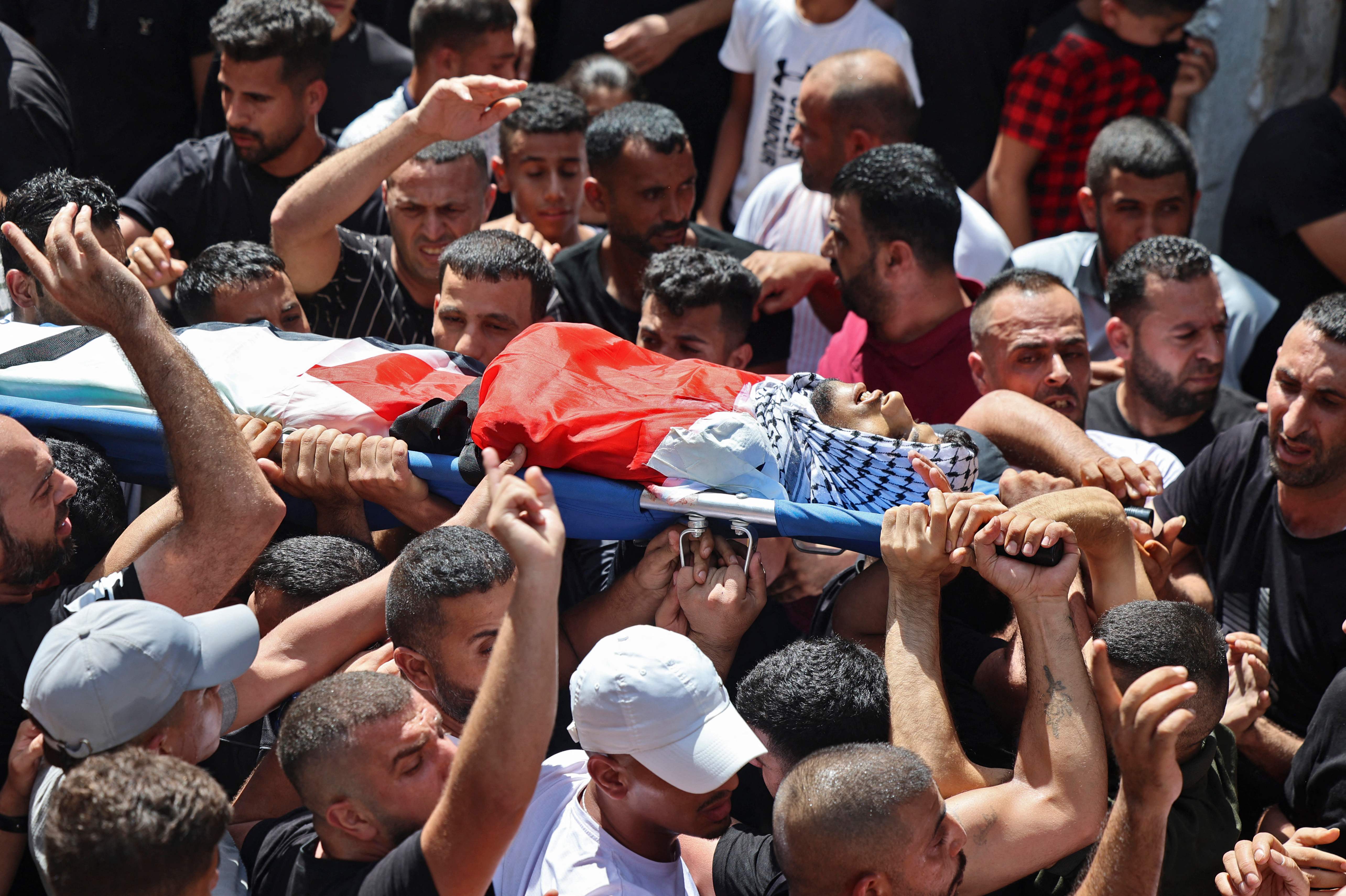 تشييع حزين للشهيد يونس التايه في طوباس .. تصوير: "الفرنسية"
