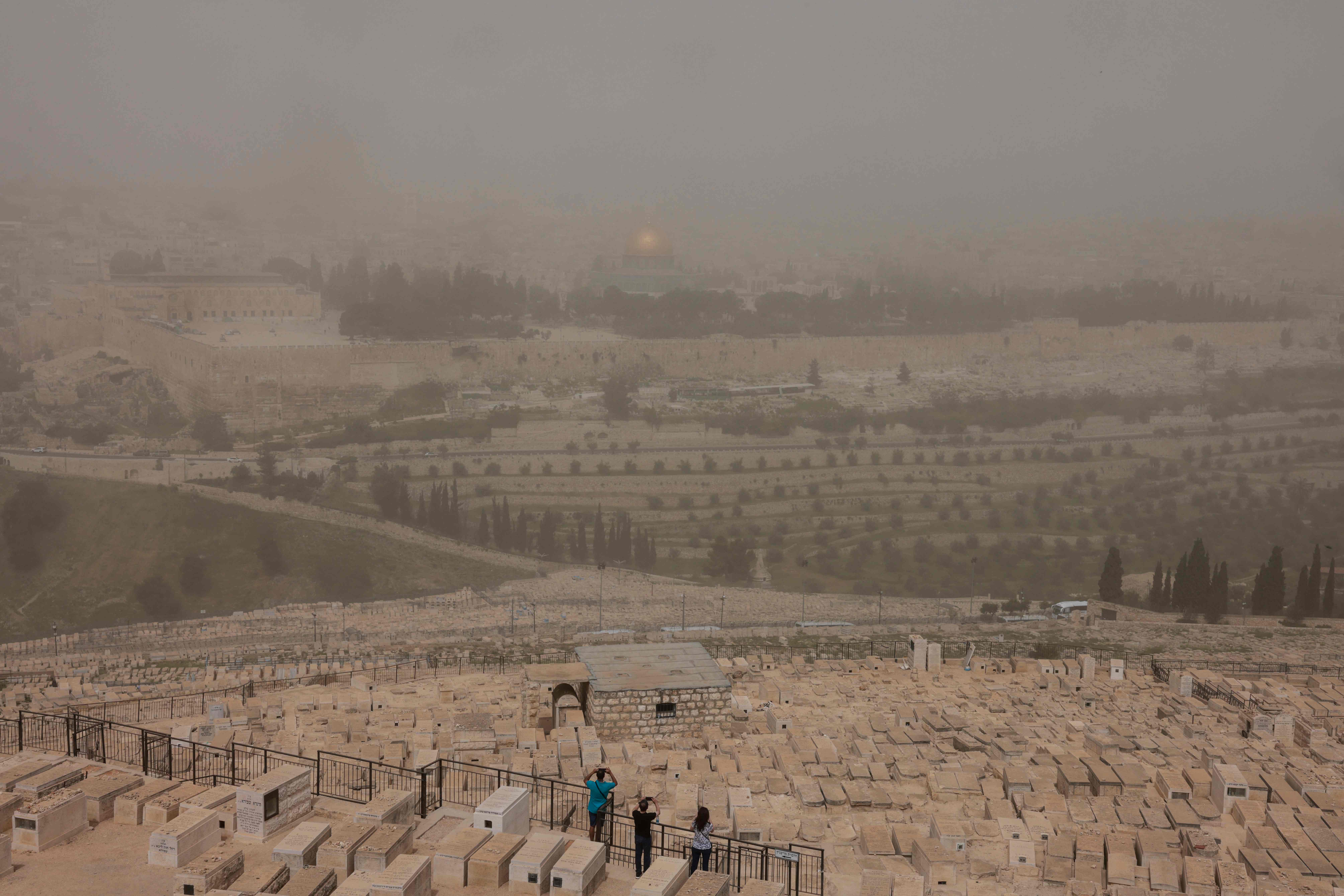 عاصفة رملية في القدس .. تصوير: "الفرنسية"