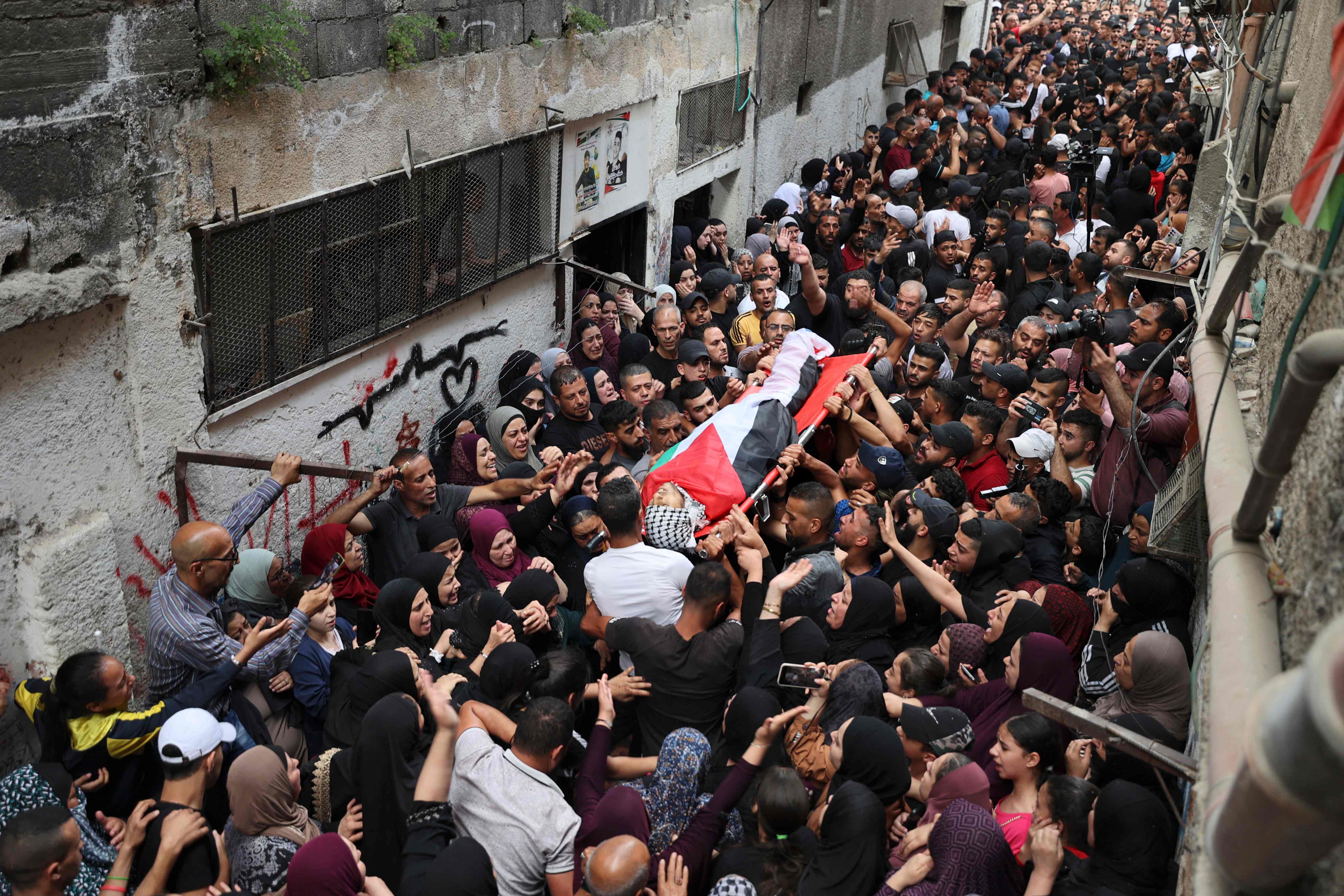 وداع مفجع للشهيد فارس حشاش في مخيم بلاطة .. تصوير: "الفرنسية"