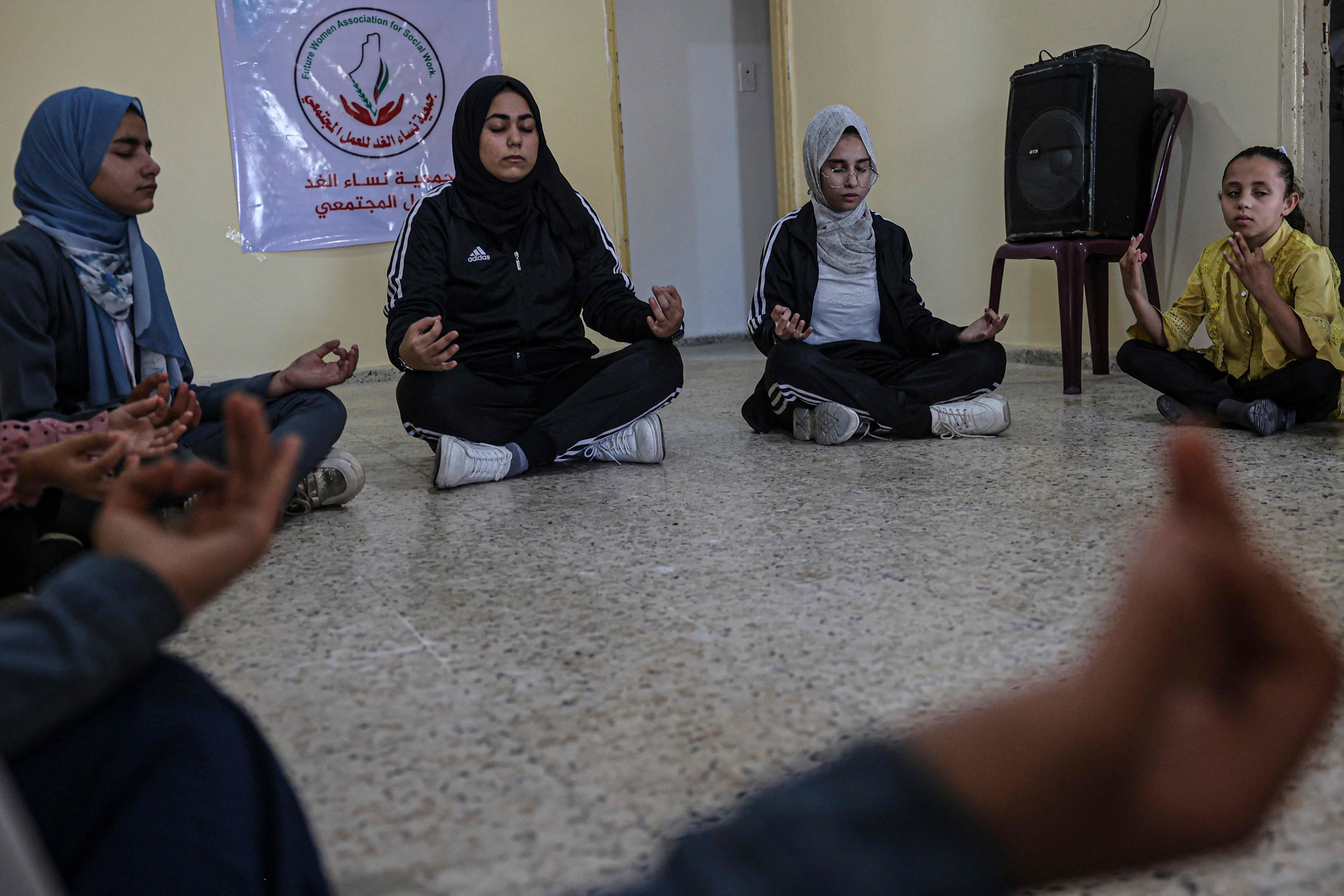 ممارسة اليوغا بغزة خلال نشاط بمناسبة يومها العالمي .. تصوير: "الفرنسية"