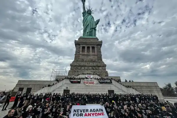 Jews occupy the Statue of Liberty in New York to demand a ceasefire in Gaza