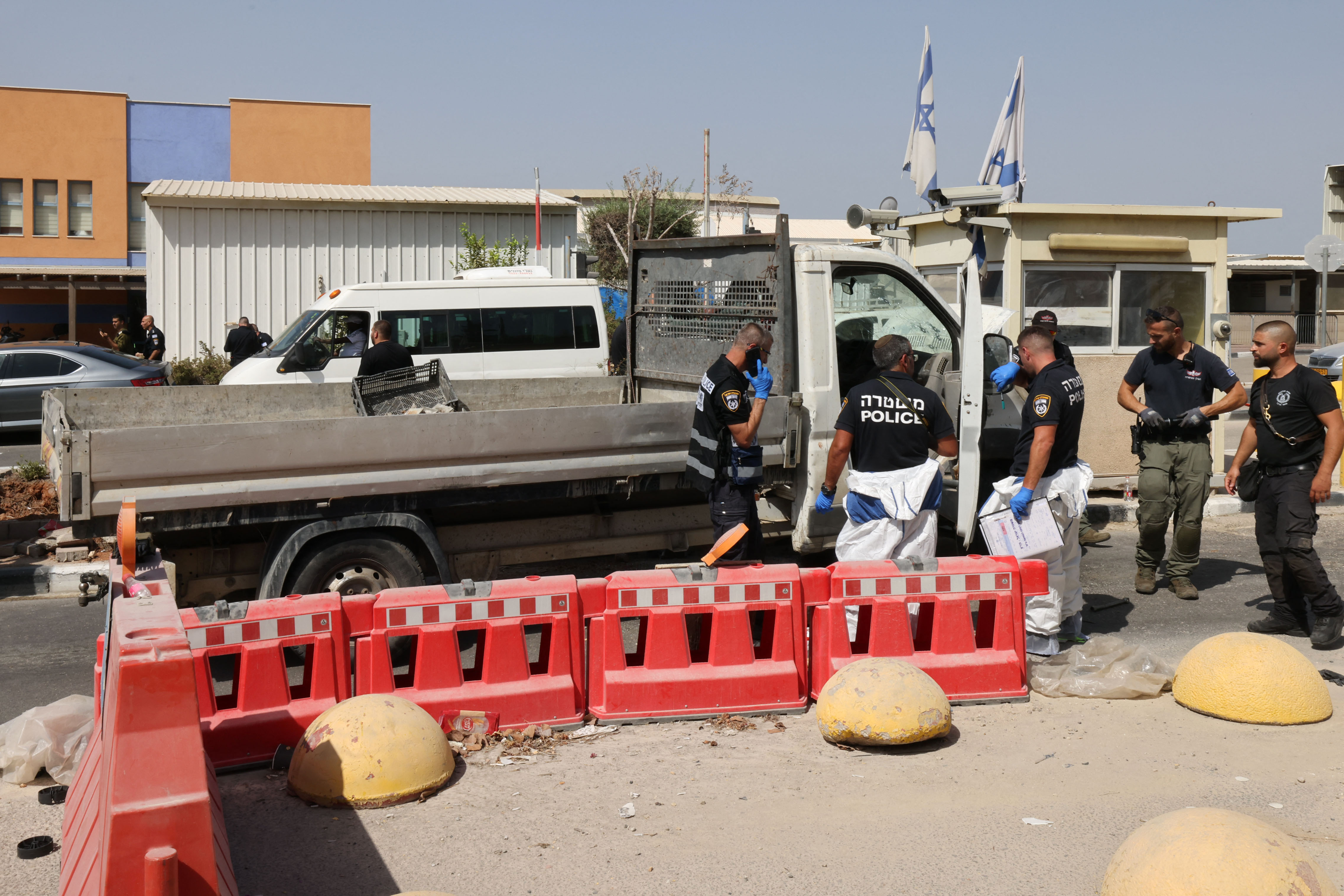 من مكان عملية الدهس في بيت سيرا والتي أدت لمقتل مستوطن .. تصوير: "الفرنسية"