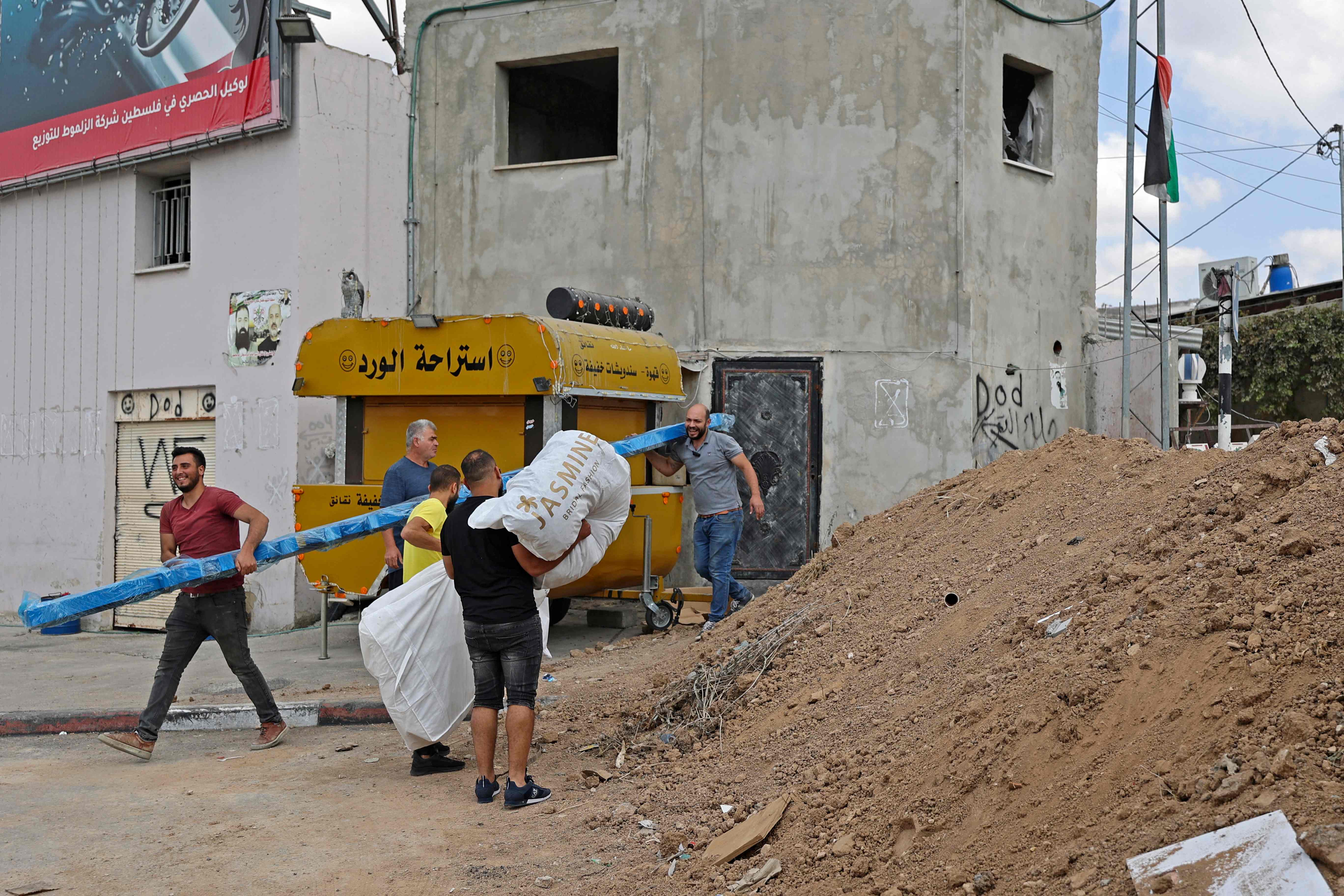 من تشديد الاحتلال لحصاره على نابلس .. تصوير: "الفرنسية"