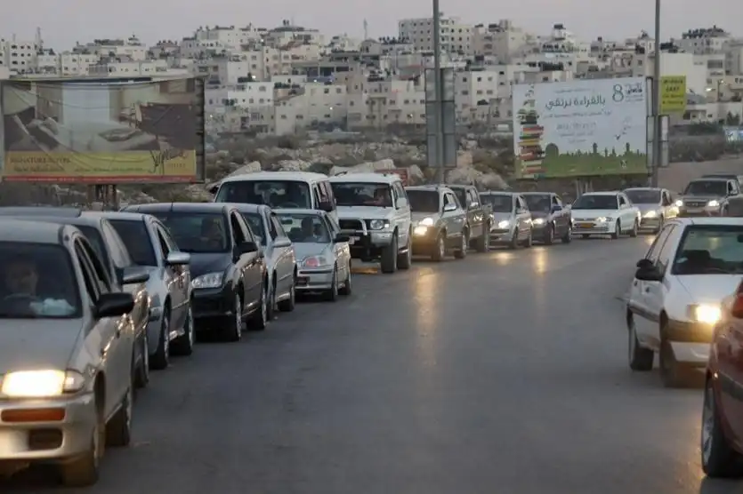 "إغلاقات الحواجز حول القدس: معاناة يومية للفلسطينيين بين التمييز العنصري والتداعيات النفسية والاجتماعية"