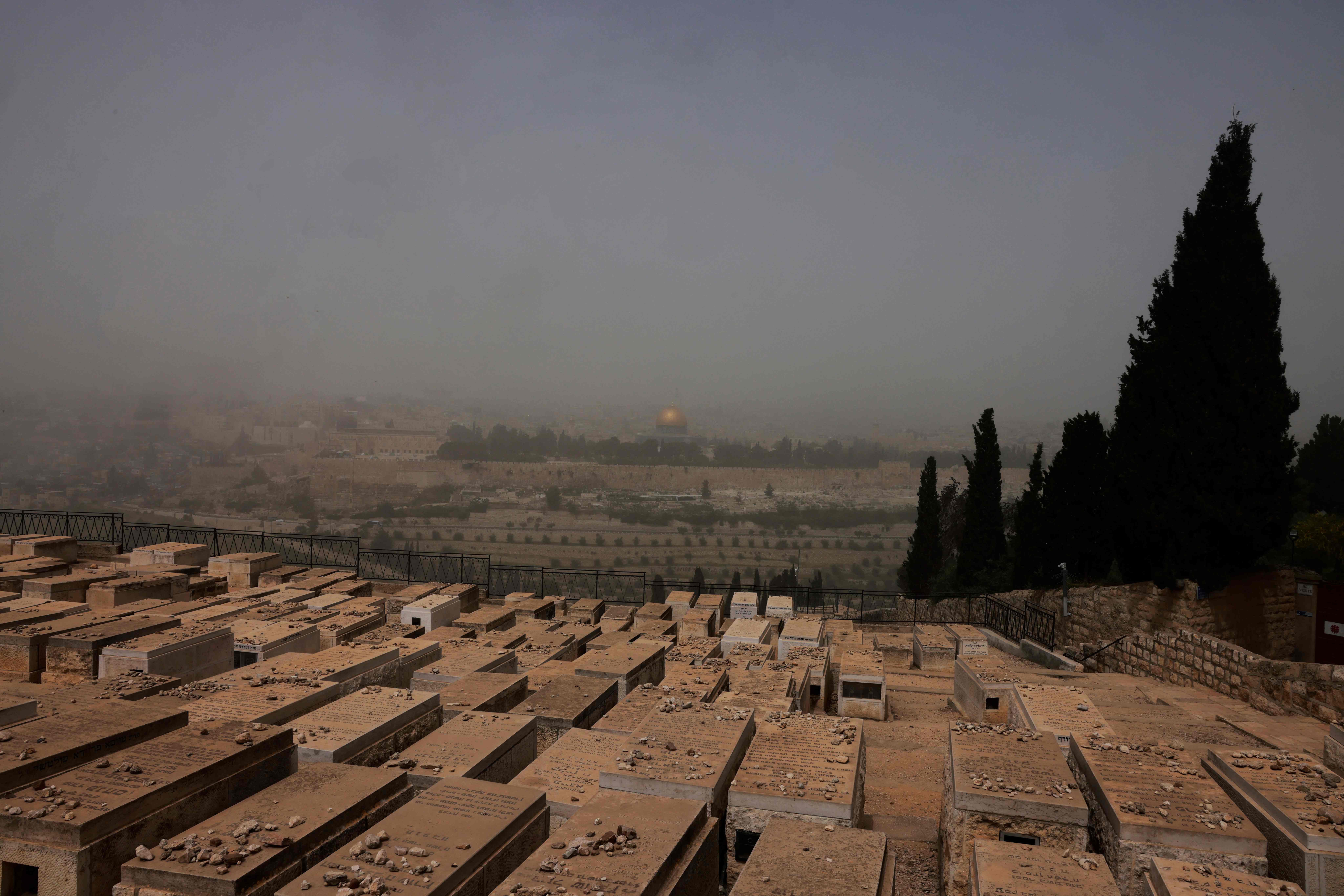 عاصفة رملية في القدس .. تصوير: "الفرنسية"