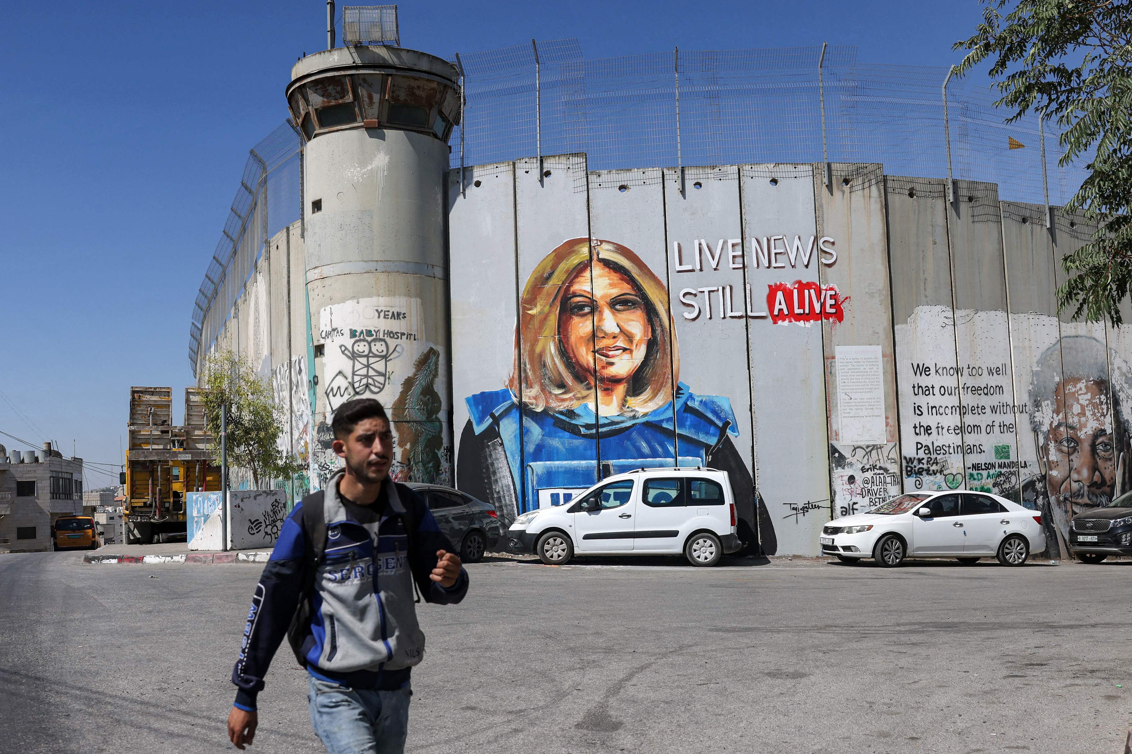 جدارية للصحفية الزميلة شيرين أبو عاقلة على جدار الفصل العنصري في بيت لحم .. تصوير: "الفرنسية"