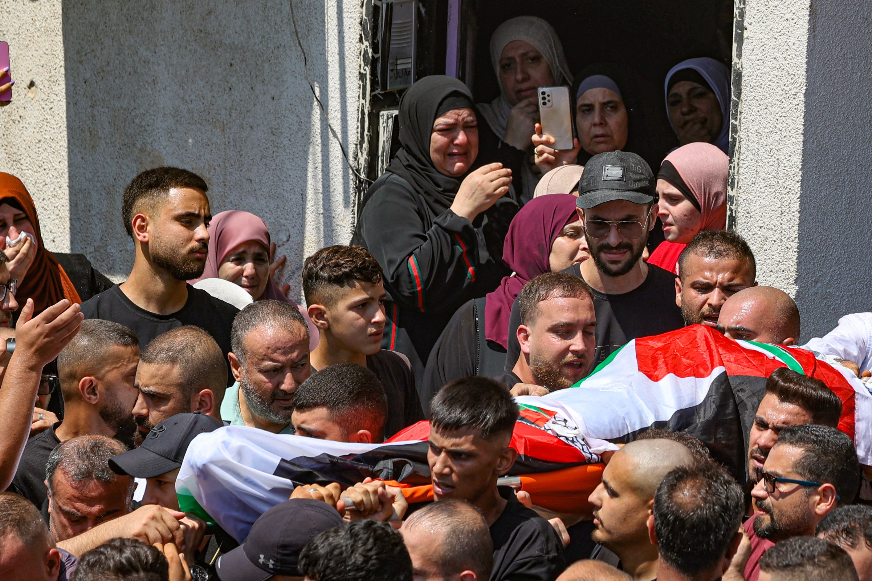 من تشييع جثمان الشهيد محمود جراد في طولكرم .. تصوير: "الفرنسية"