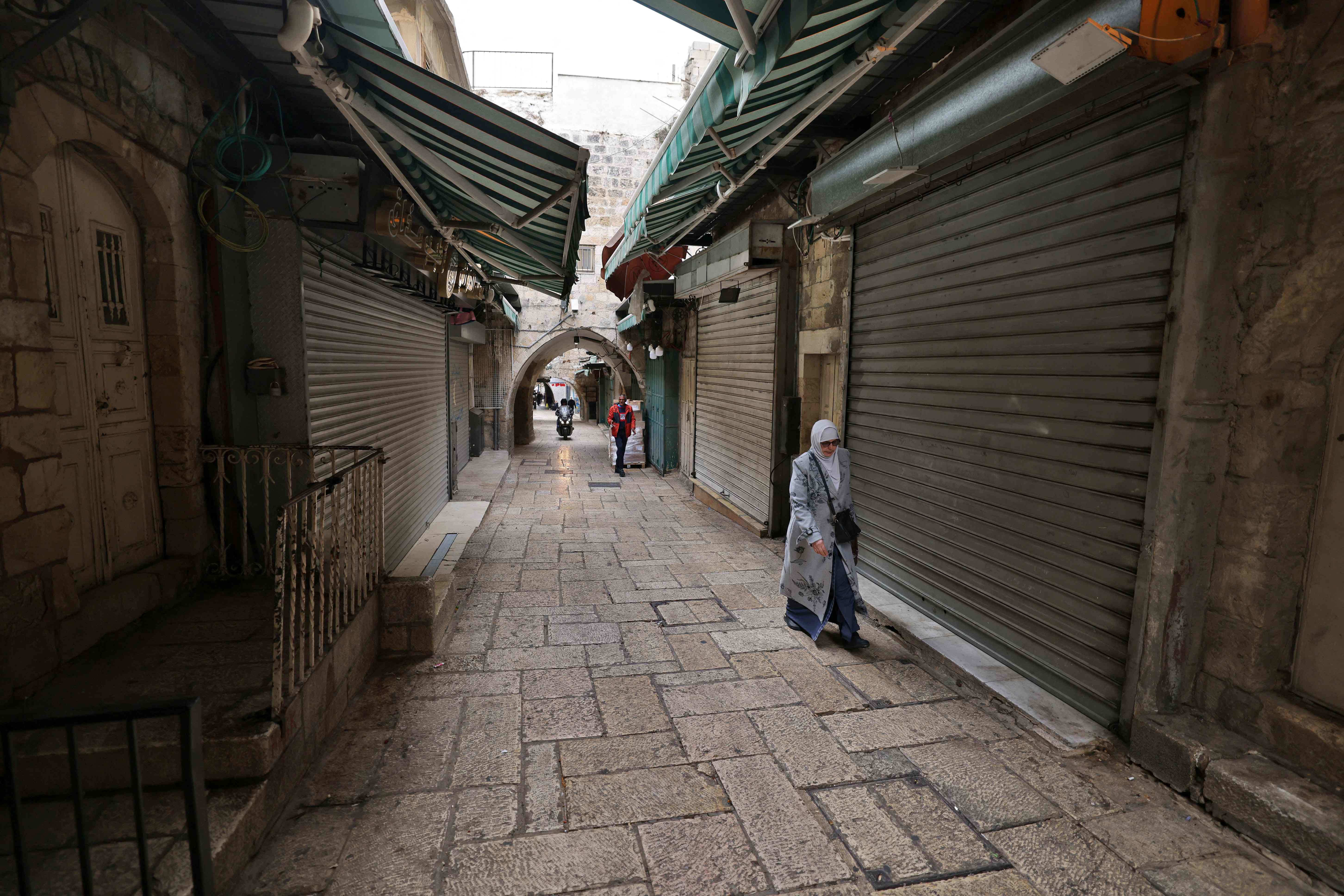 إضراب شامل يعم الأراضي الفلسطينية حدادًا على أراوح شهداء مجزرة نابلس .. تصوير: "الفرنسية"